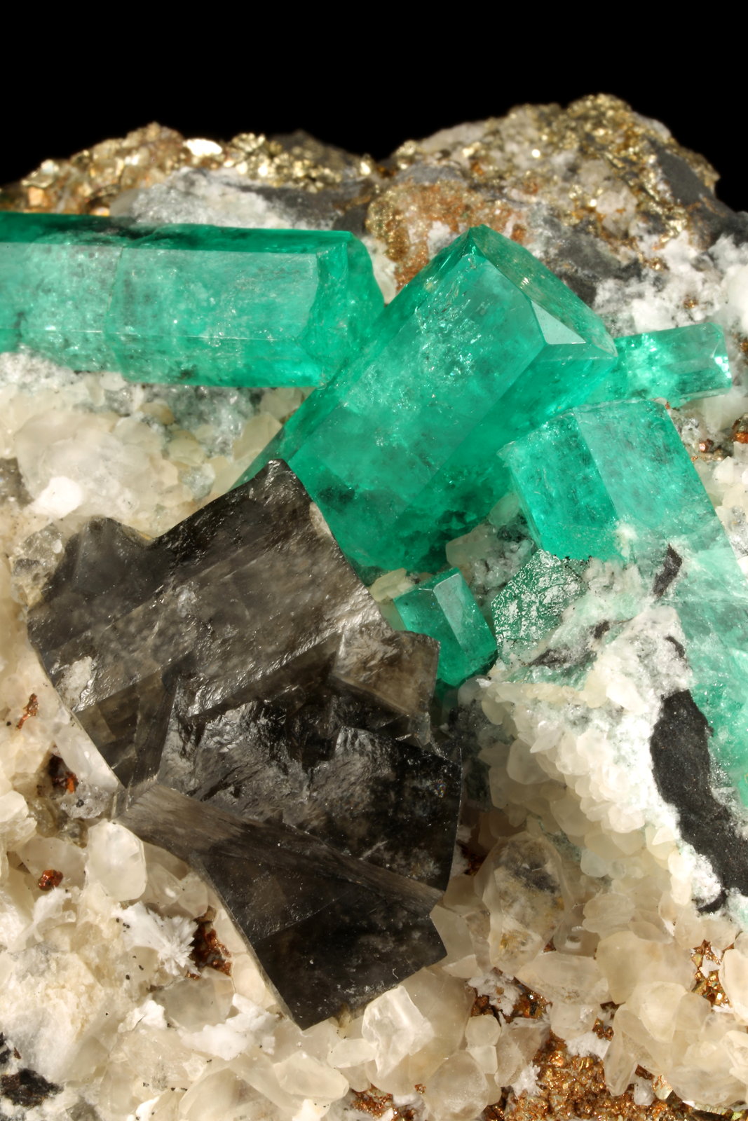 Beryl (variety emerald), Calcite, Dolomite, Pyrite
60x57x28mm, xls=20mm & 16mm
(Autor: Fiebre Verde)