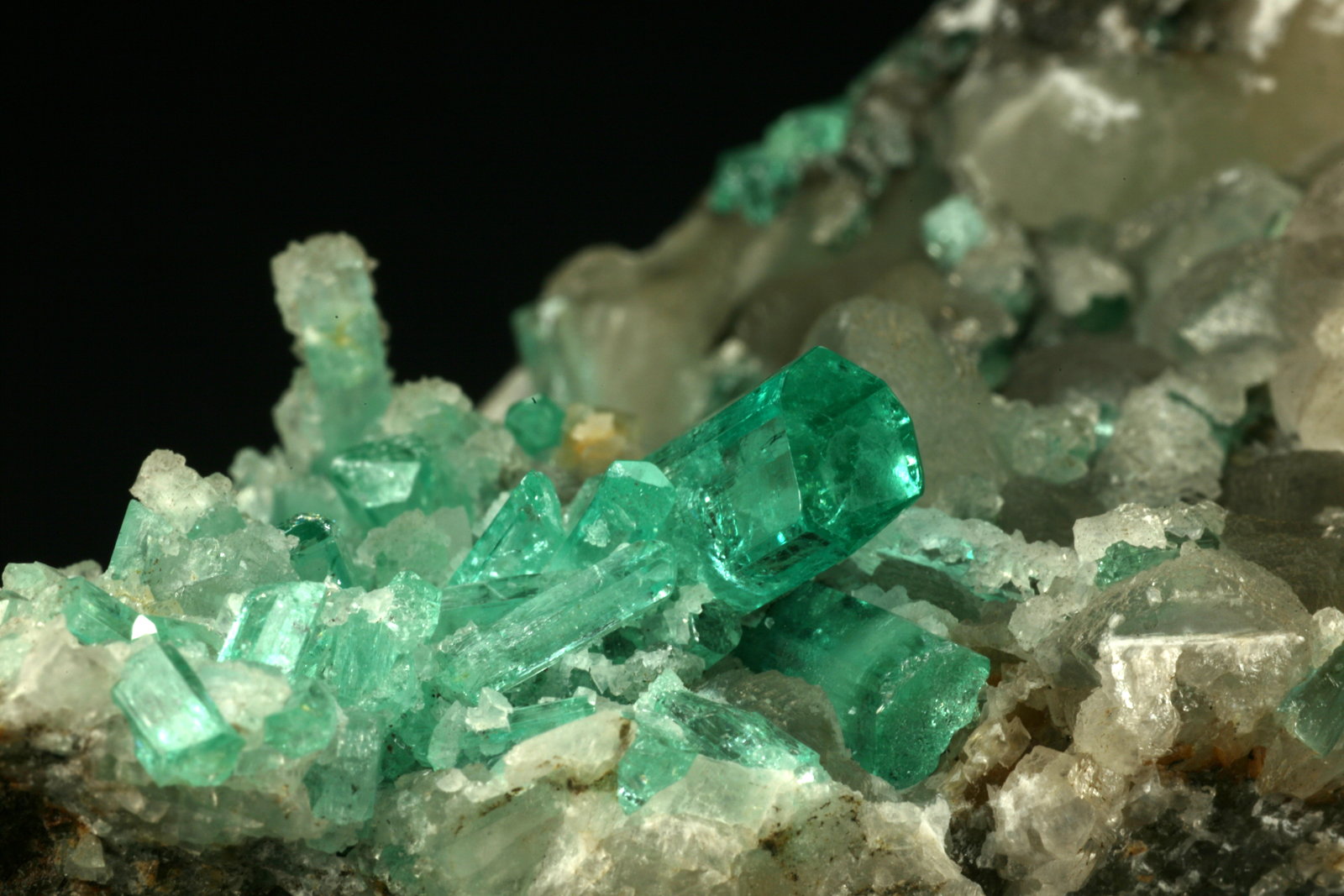 Beryl (variety emerald), Calcite
85x80x60mm - Detail
(Autor: Fiebre Verde)