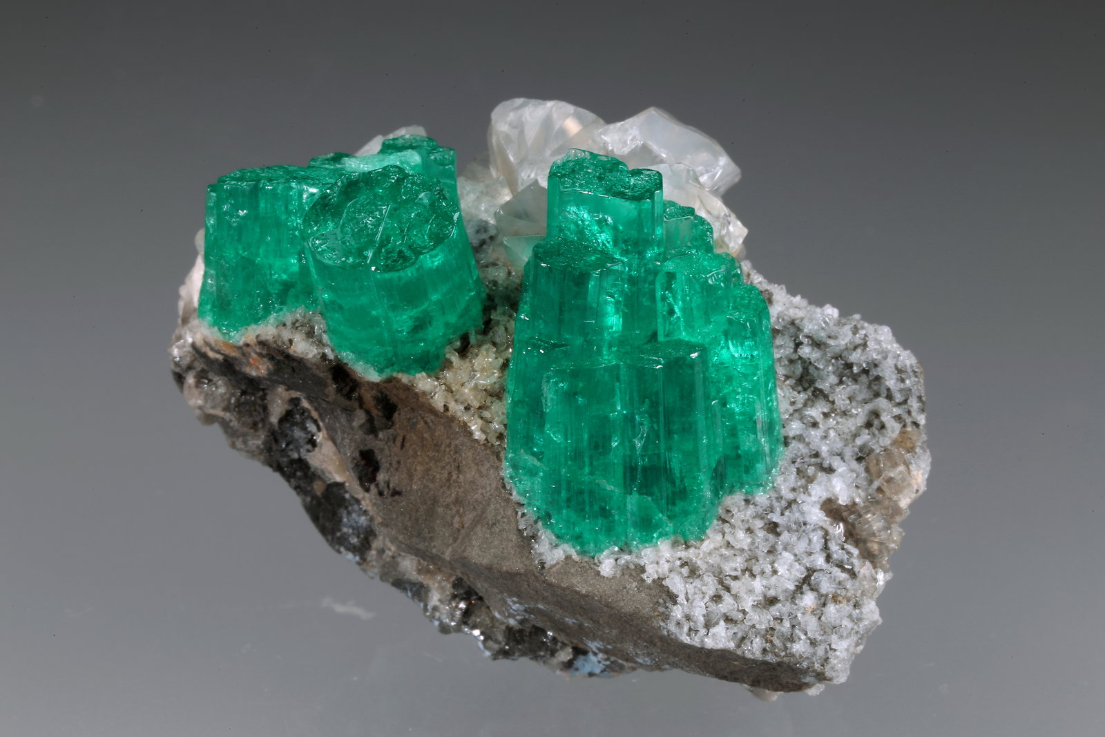 Beryl (variety emerald), Albite (variety cleavelandite), Dolomite, Pyrite
45x33x23mm, largest aggregate=18x16mm
(Autor: Fiebre Verde)