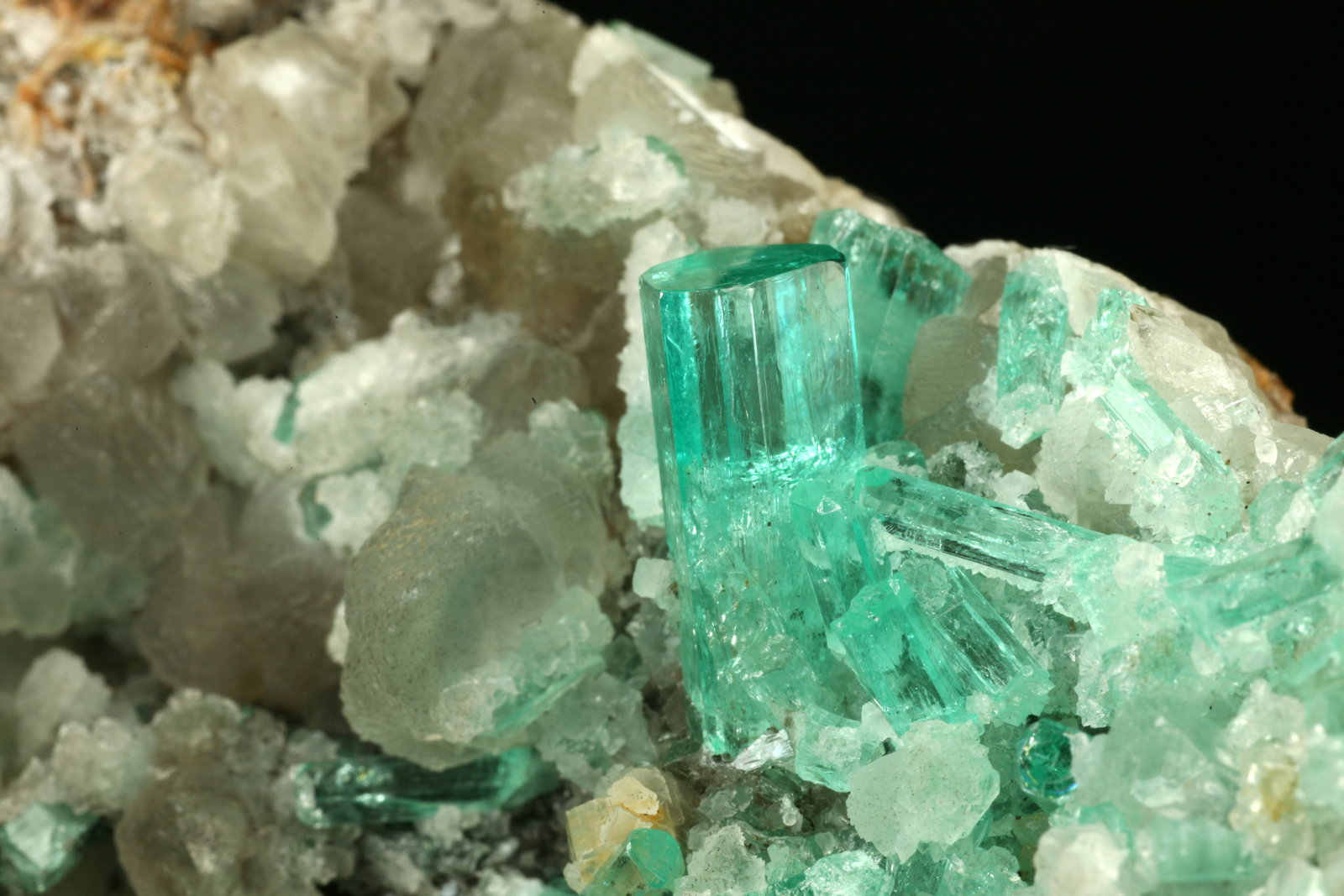 Beryl (variety emerald), Calcite
85x80x60mm - Detail
(Autor: Fiebre Verde)