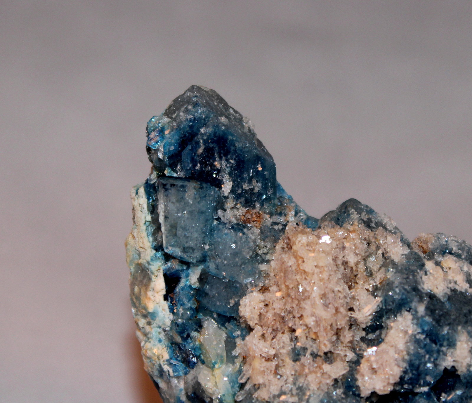 Euclase, Quartz, Muscovite
103mm x 80mm x 101mm
(Autor: Don Lum)