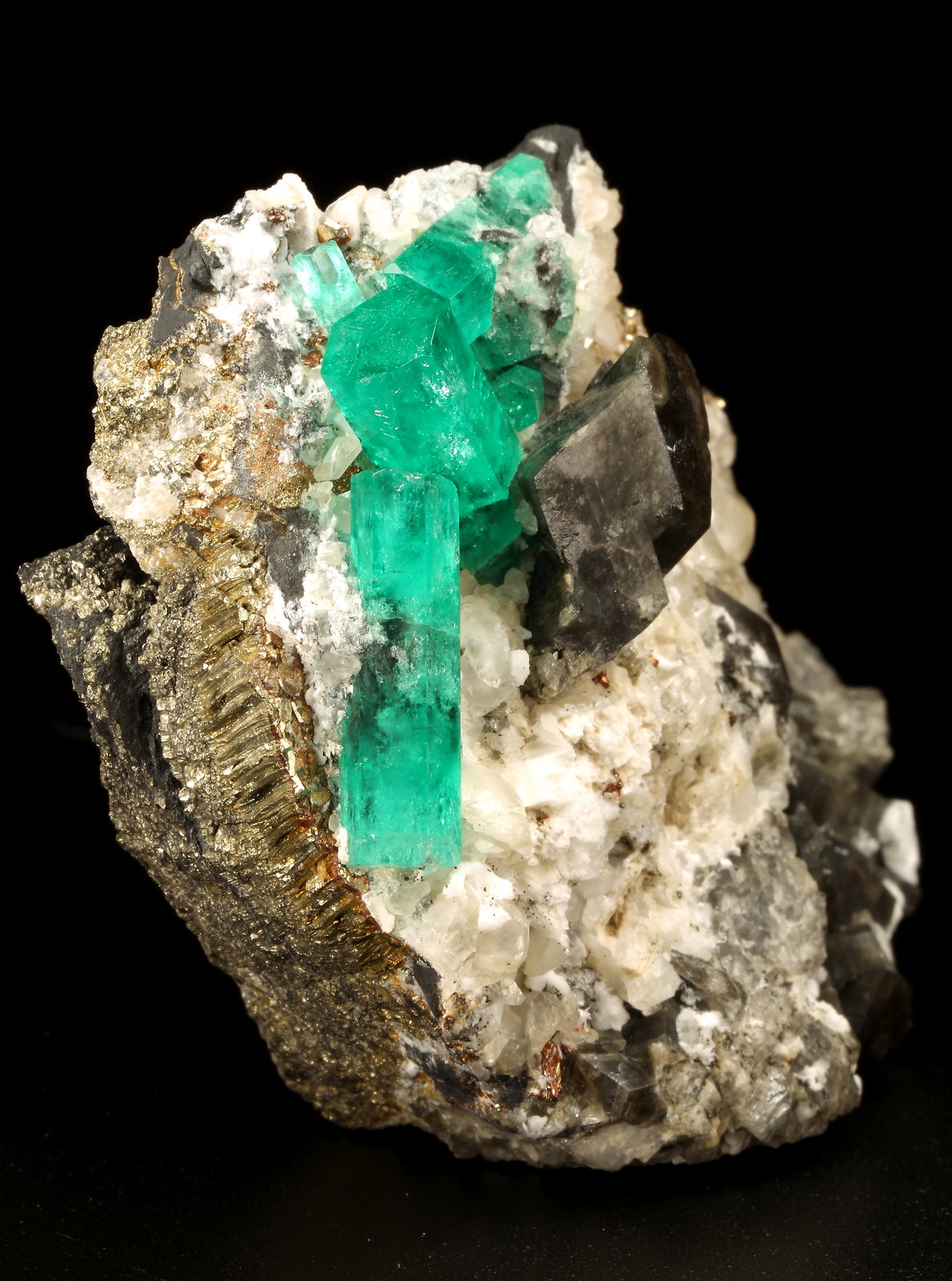 Beryl (variety emerald), Calcite, Dolomite, Pyrite
60x57x28mm, xls=20mm & 16mm
(Autor: Fiebre Verde)