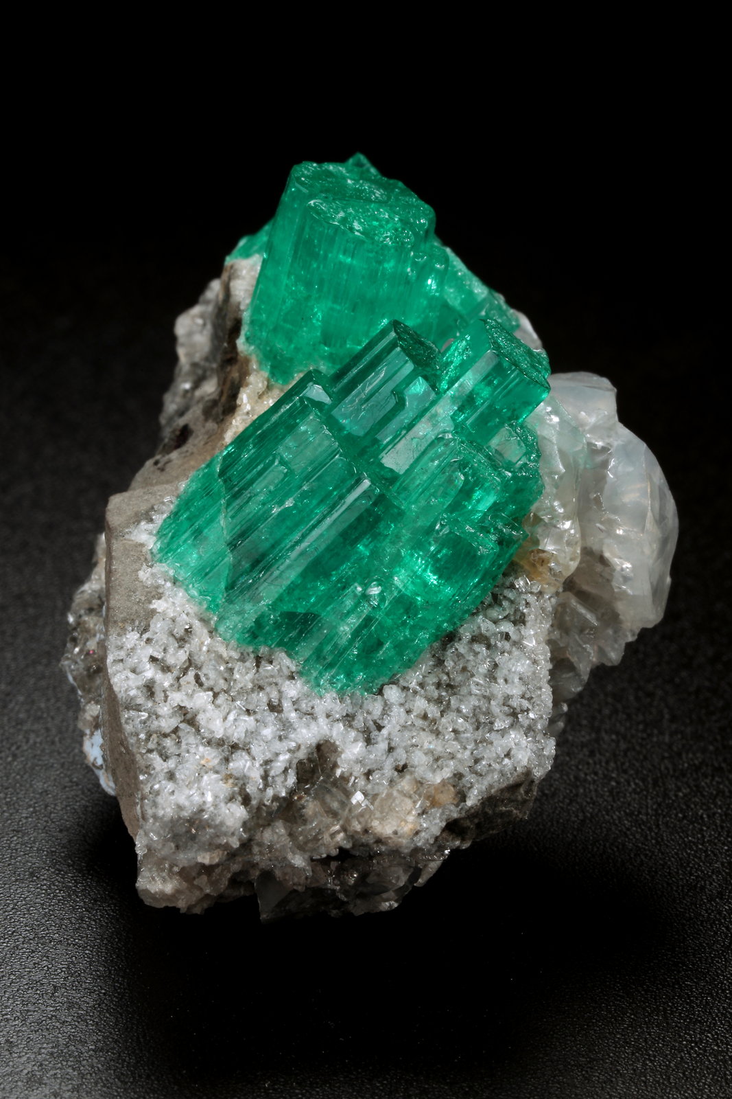 Beryl (variety emerald), Albite (variety cleavelandite), Dolomite, Pyrite
45x33x23mm, largest aggregate=18x16mm
(Autor: Fiebre Verde)