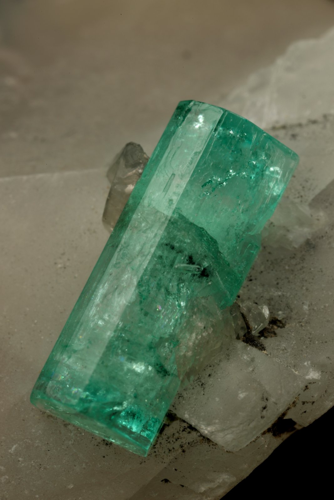 Beryl (variety emerald), Calcite
49x35x19mm, xl=14x5mm
(Autor: Fiebre Verde)