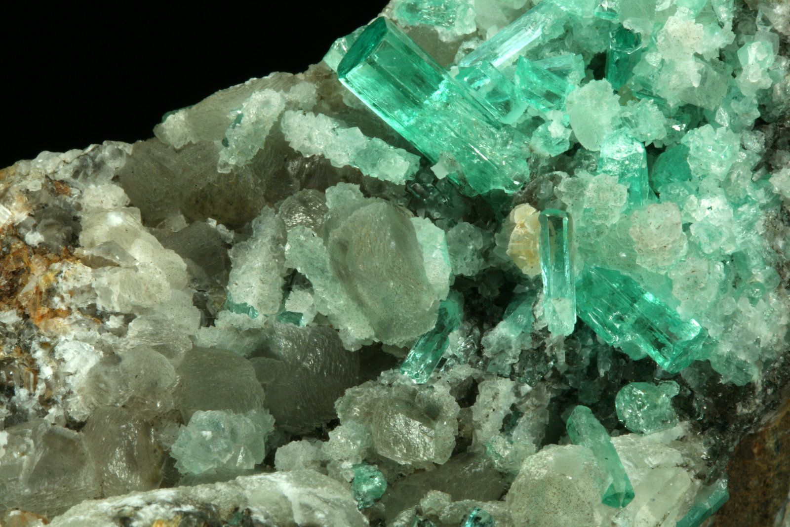Beryl (variety emerald), Calcite
85x80x60mm - Detail
(Autor: Fiebre Verde)