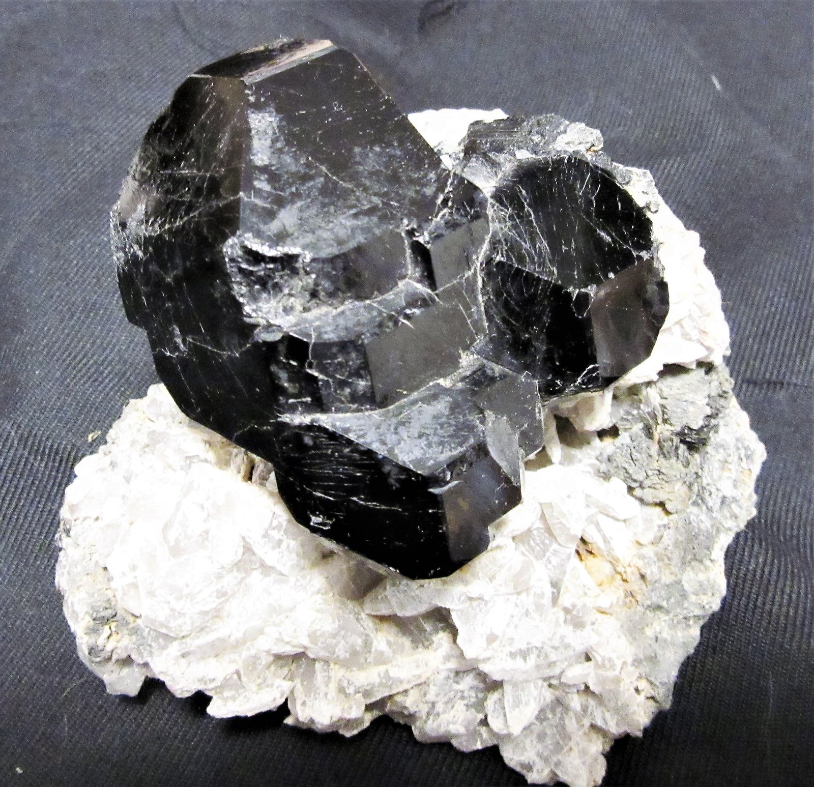Dravite
10x10x6 cm
(Autor: Joseph DOliveira)