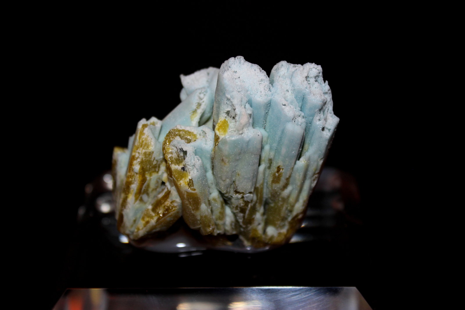 Plumbogummite after Pyromorphite
55 mm x 50 mm x 35 mm
(Autor: Don Lum)