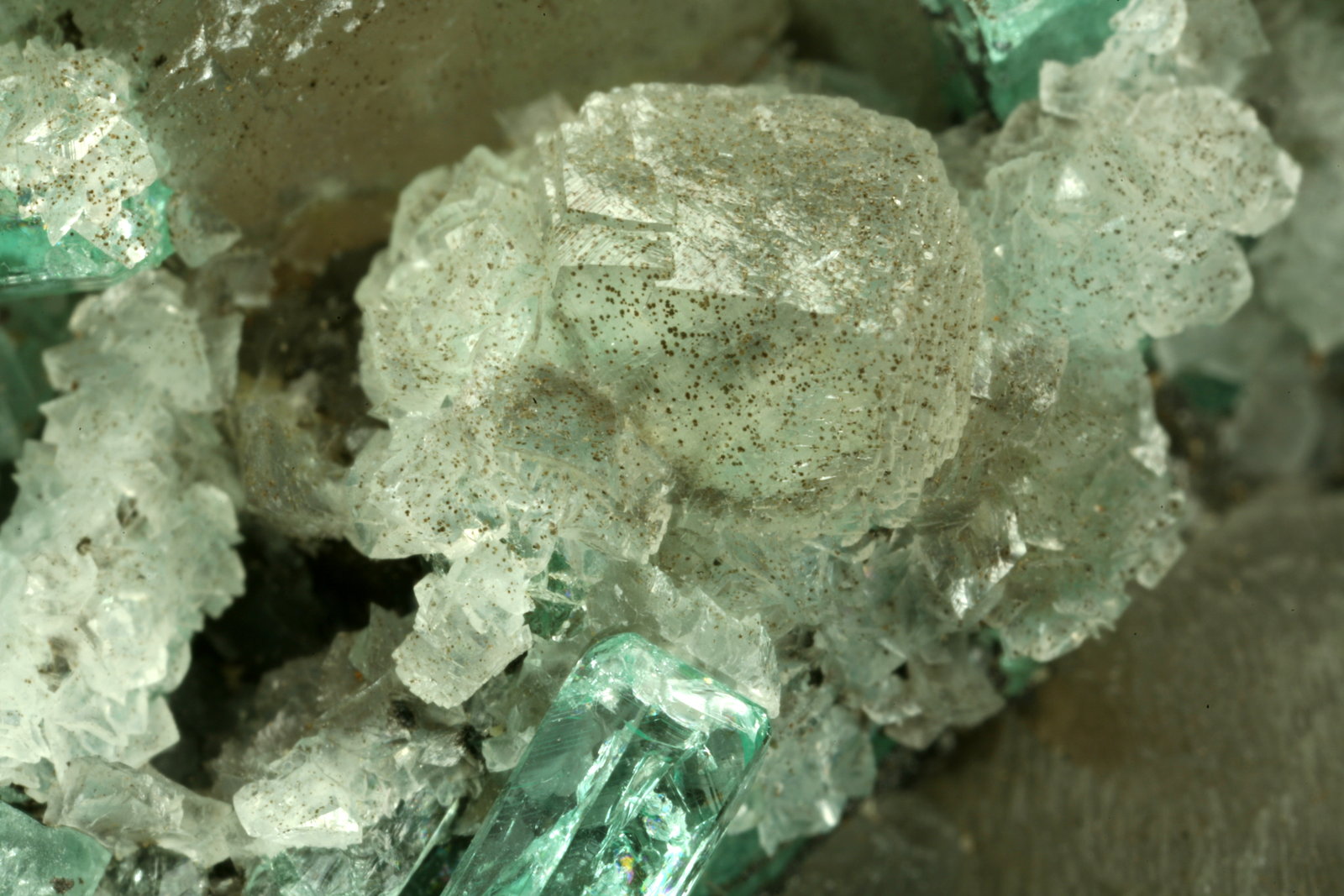 Beryl (variety emerald), Calcite
85x80x60mm - FOV=4mm
(Autor: Fiebre Verde)