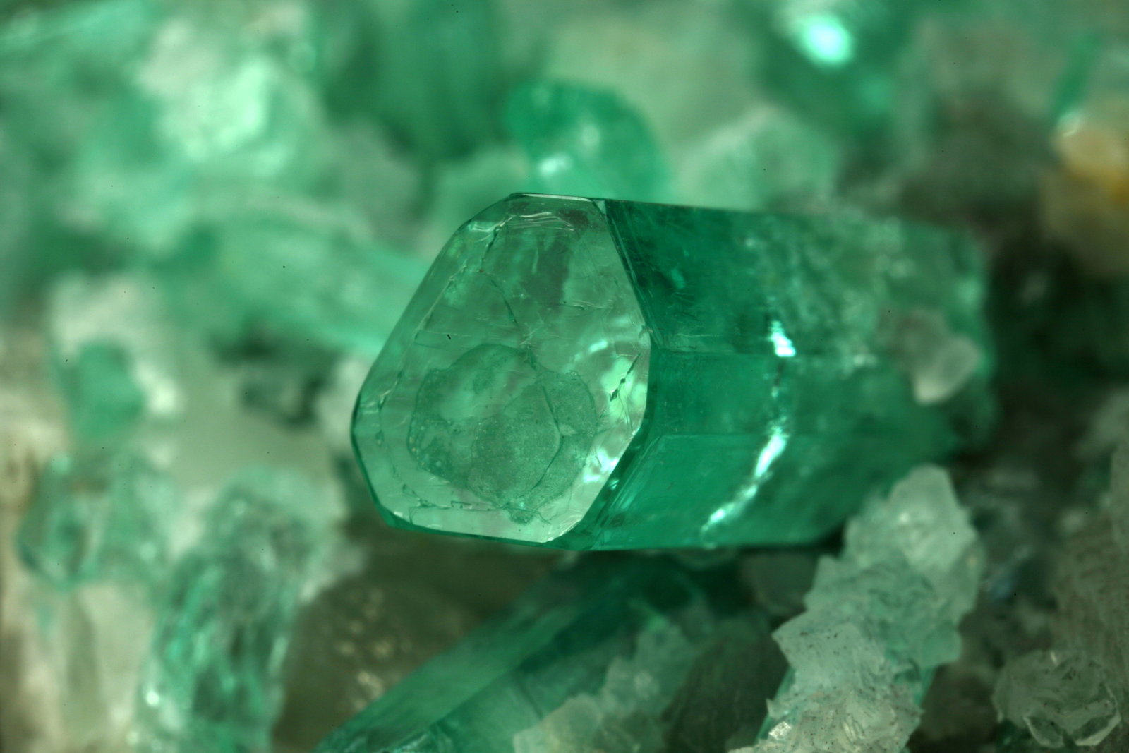 Beryl (variety emerald), Calcite
85x80x60mm - Detail
(Autor: Fiebre Verde)