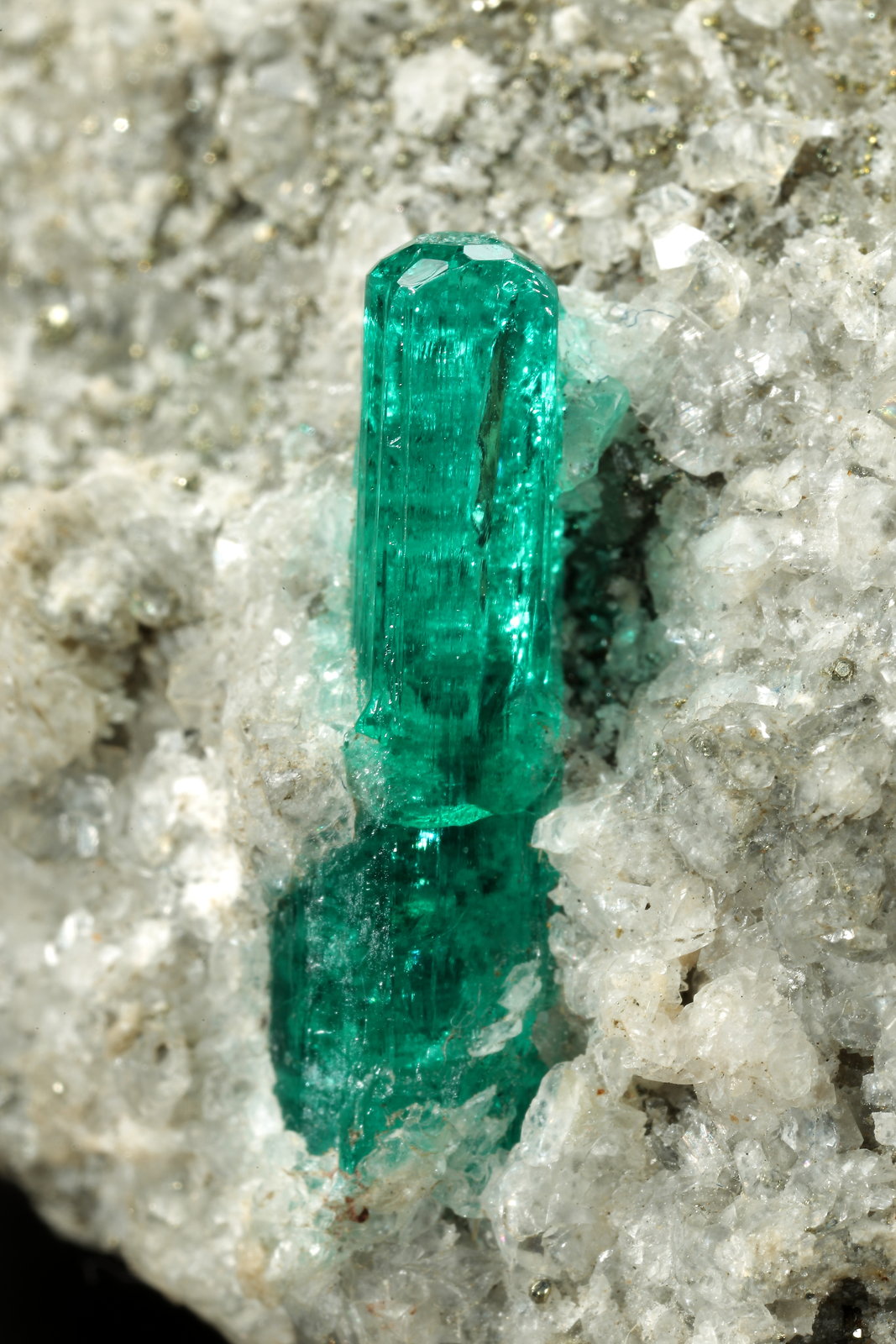 Beryl (variety emerald), Calcite, Pyrite
40x49x22mm, xl=16mm
(Autor: Fiebre Verde)