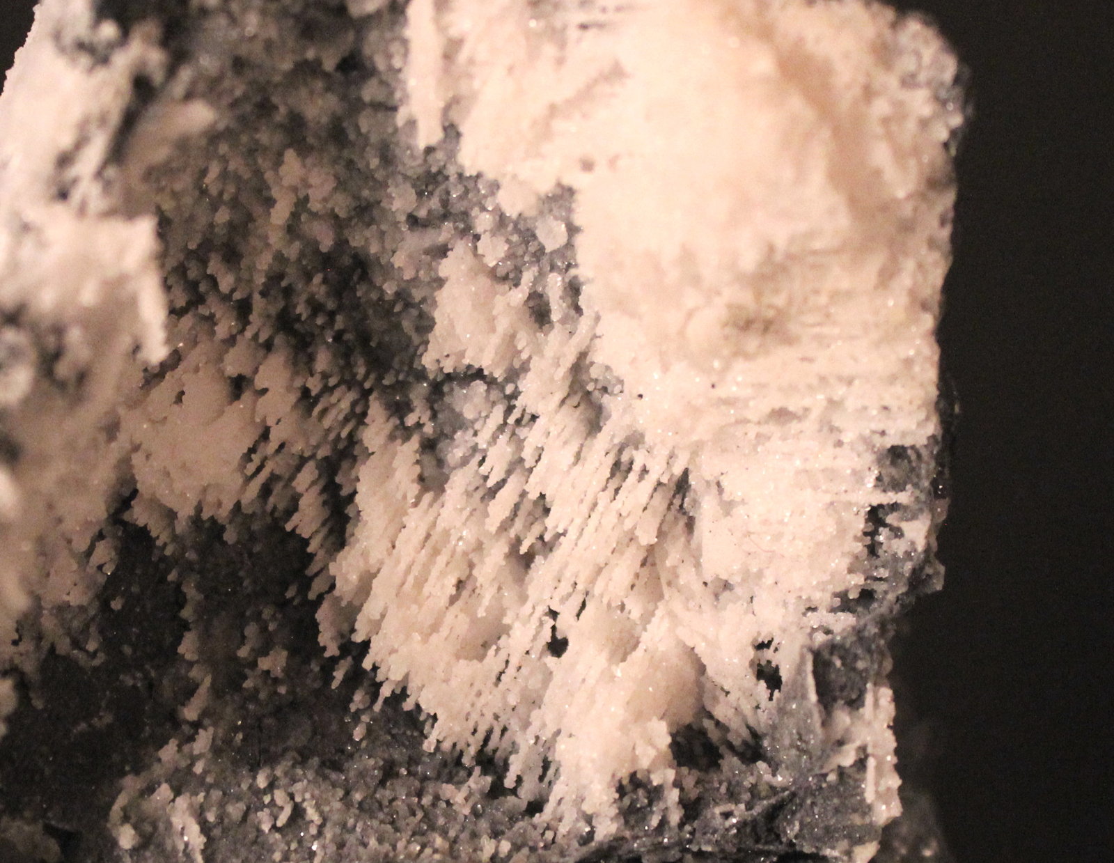 Cerussite
10 x 8.5 x 7.5 cm
(Autor: Don Lum)