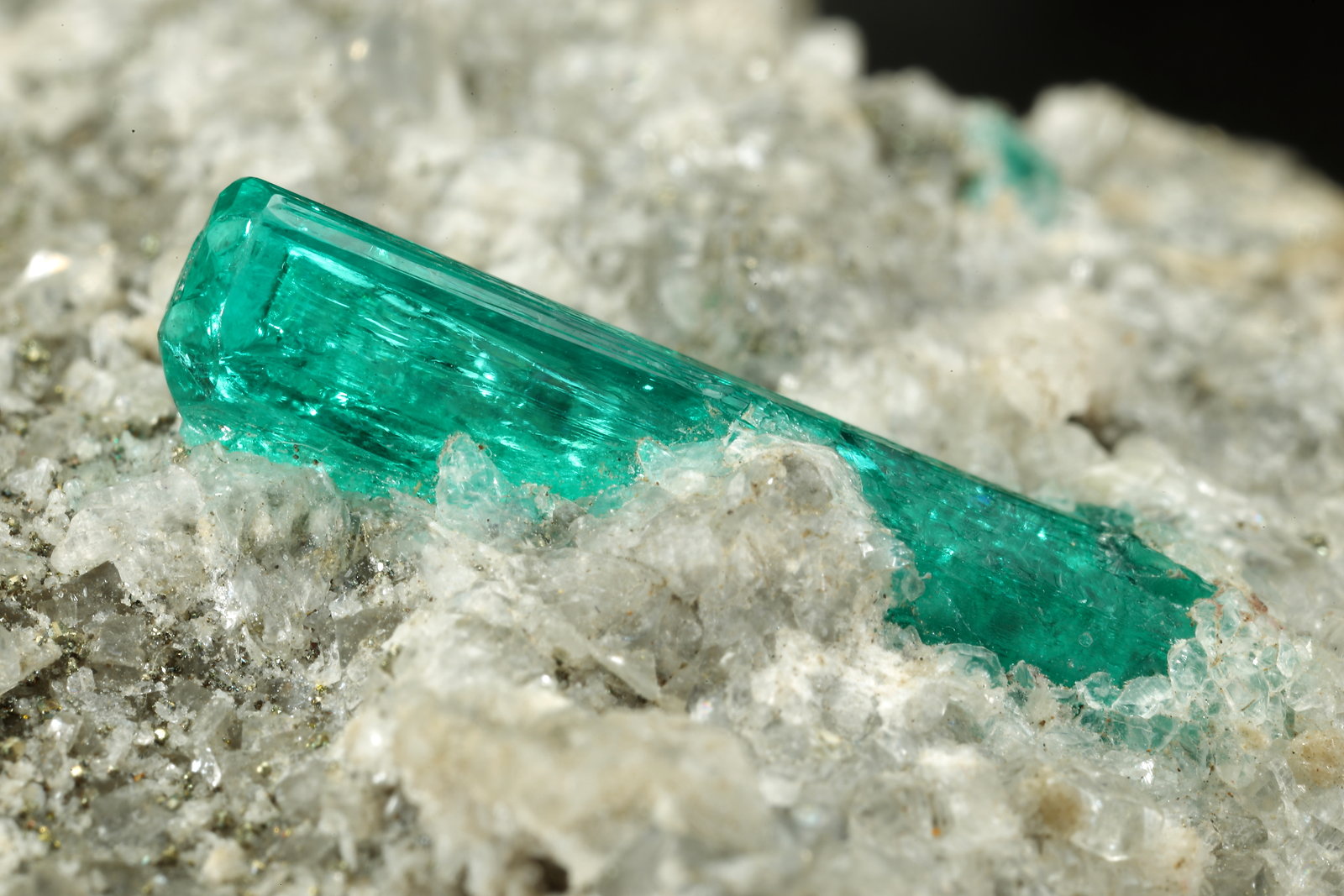 Beryl (variety emerald), Calcite, Pyrite
40x49x22mm, xl=16mm
(Autor: Fiebre Verde)