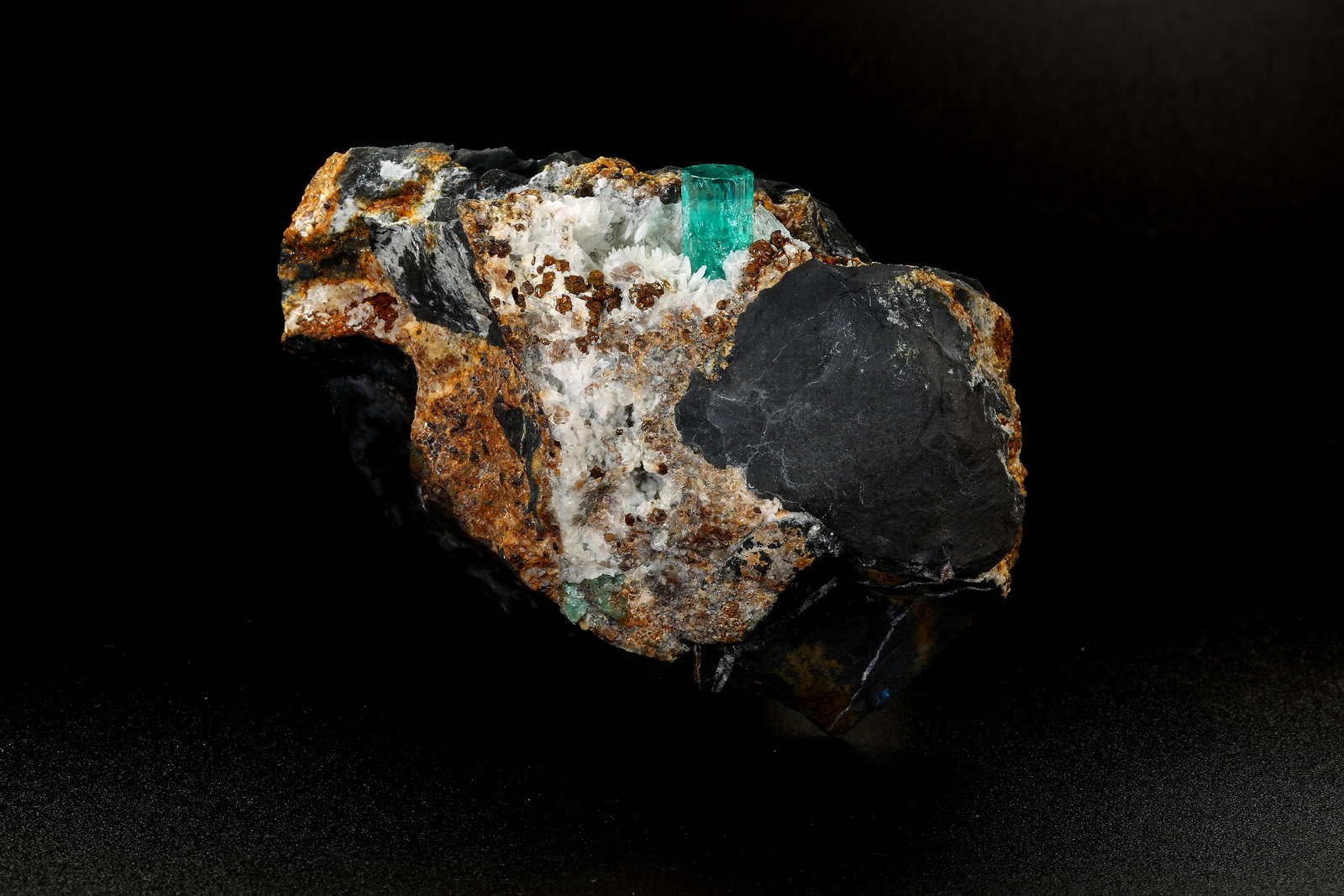 Beryl (variety emerald), Calcite, Pyrite, Goethite
77 x 65 x 42 mm, xl=14 x 8 mm
(Autor: Fiebre Verde)