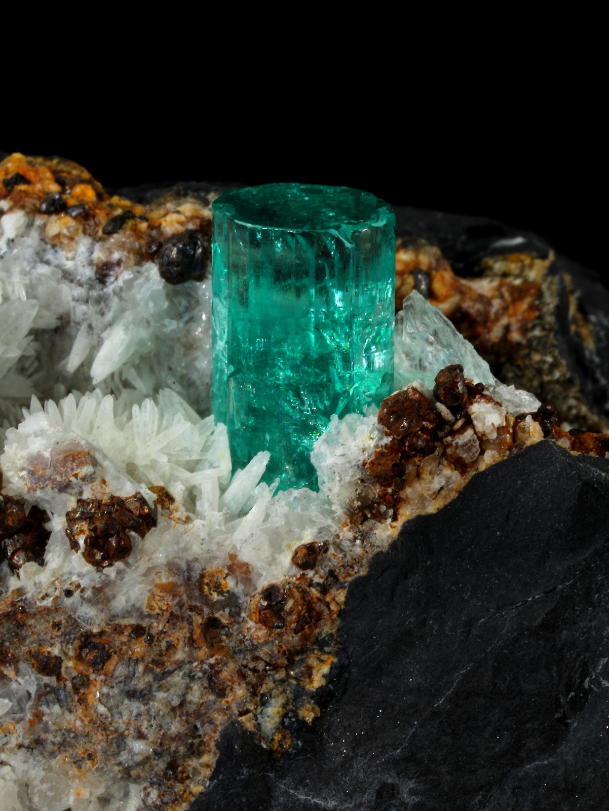 Beryl (variety emerald), Calcite, Pyrite, Goethite
77 x 65 x 42 mm, xl=14 x 8 mm
(Autor: Fiebre Verde)