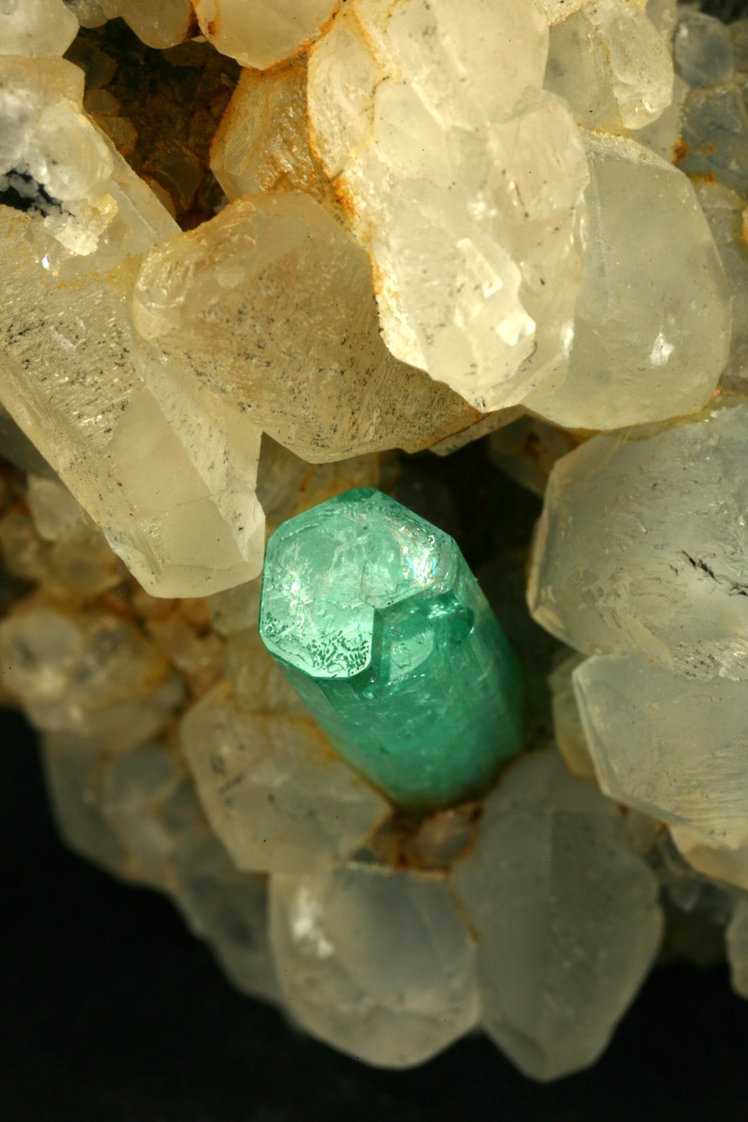 Beryl (variety emerald), Calcite
Detail - FOV=4cm
(Autor: Fiebre Verde)