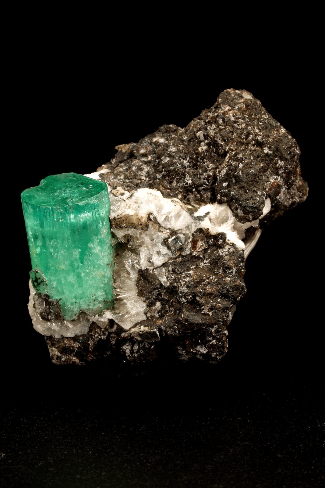 Beryl (variety emerald), Calcite, Parisite, Aragonite(?)
38x40x31mm, xl=15x10mm
(Autor: Fiebre Verde)