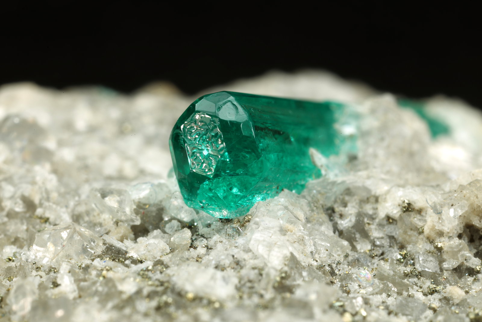 Beryl (variety emerald), Calcite, Pyrite
40x49x22mm, xl=16mm
(Autor: Fiebre Verde)