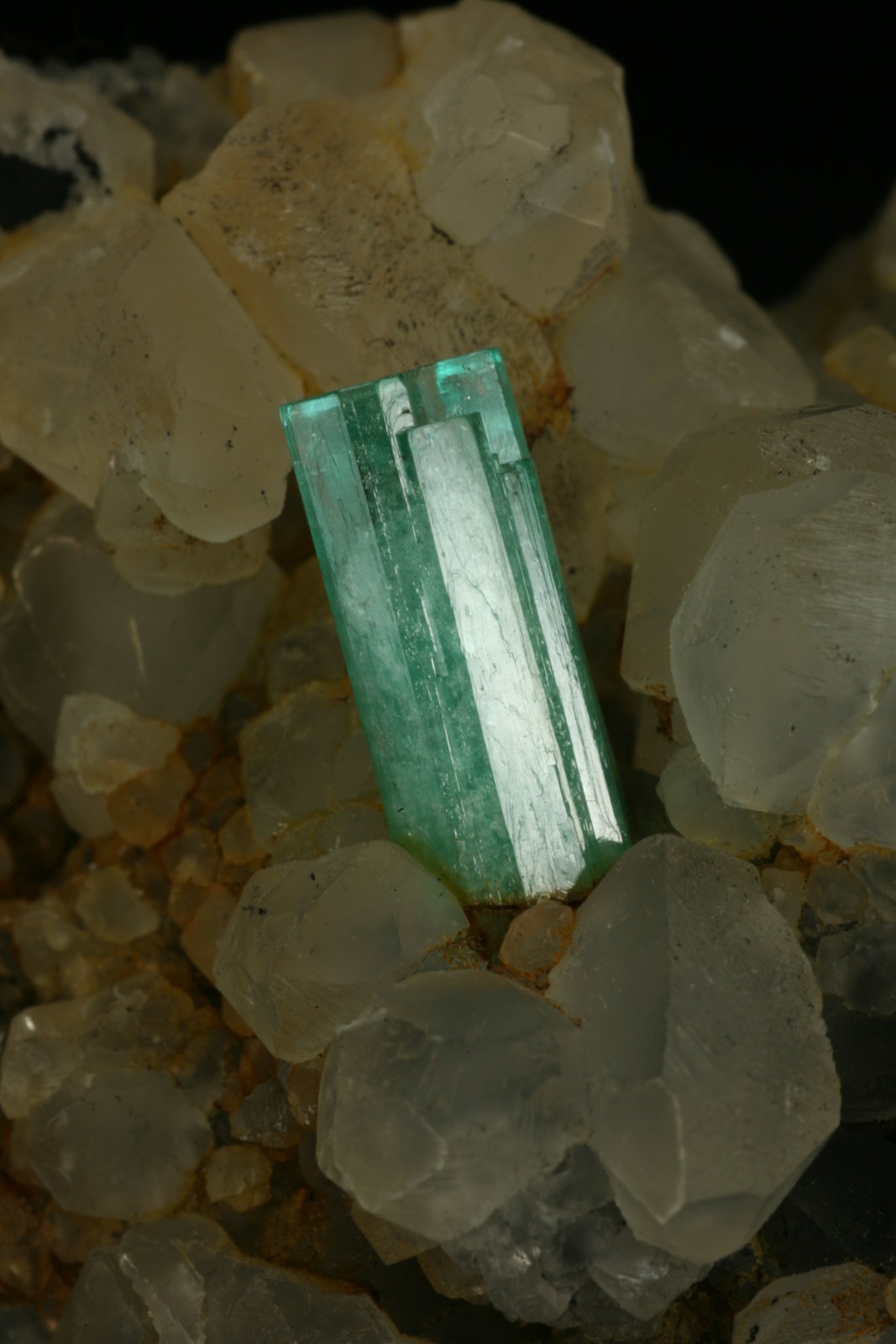 Beryl (variety emerald), Calcite
Detail - FOV=3.5cm
(Autor: Fiebre Verde)