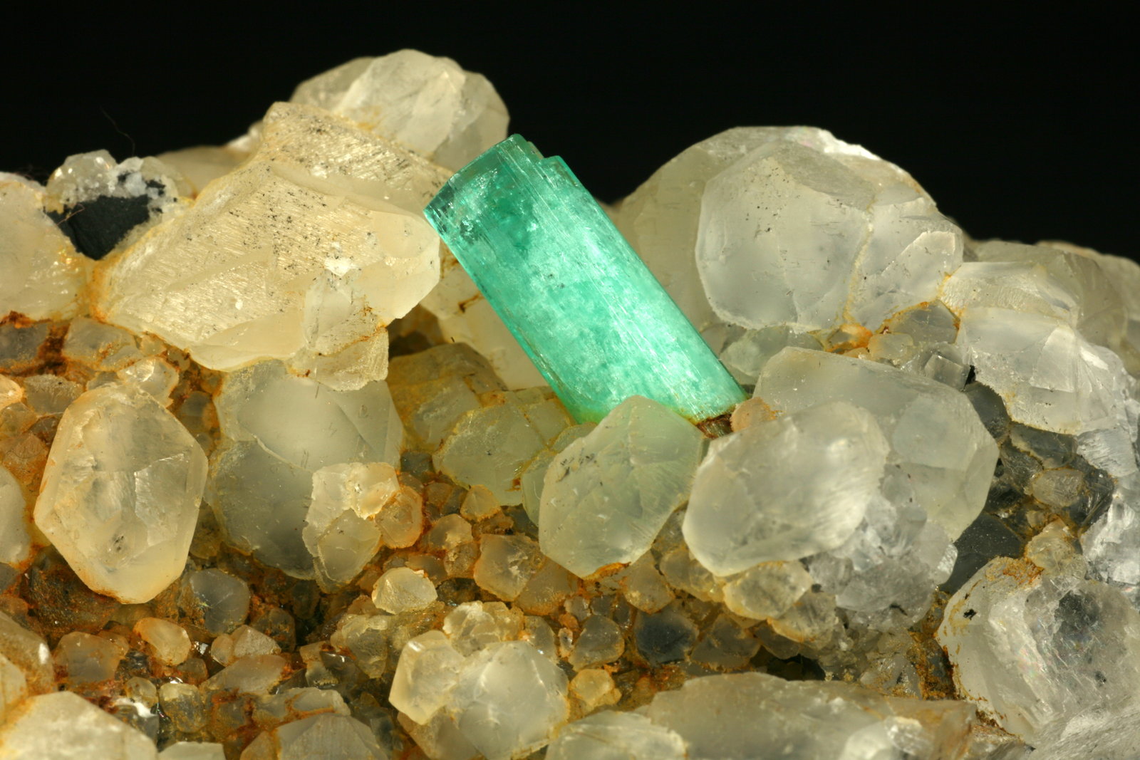 Beryl (variety emerald), Calcite
Detail - FOV=4.5cm
(Autor: Fiebre Verde)