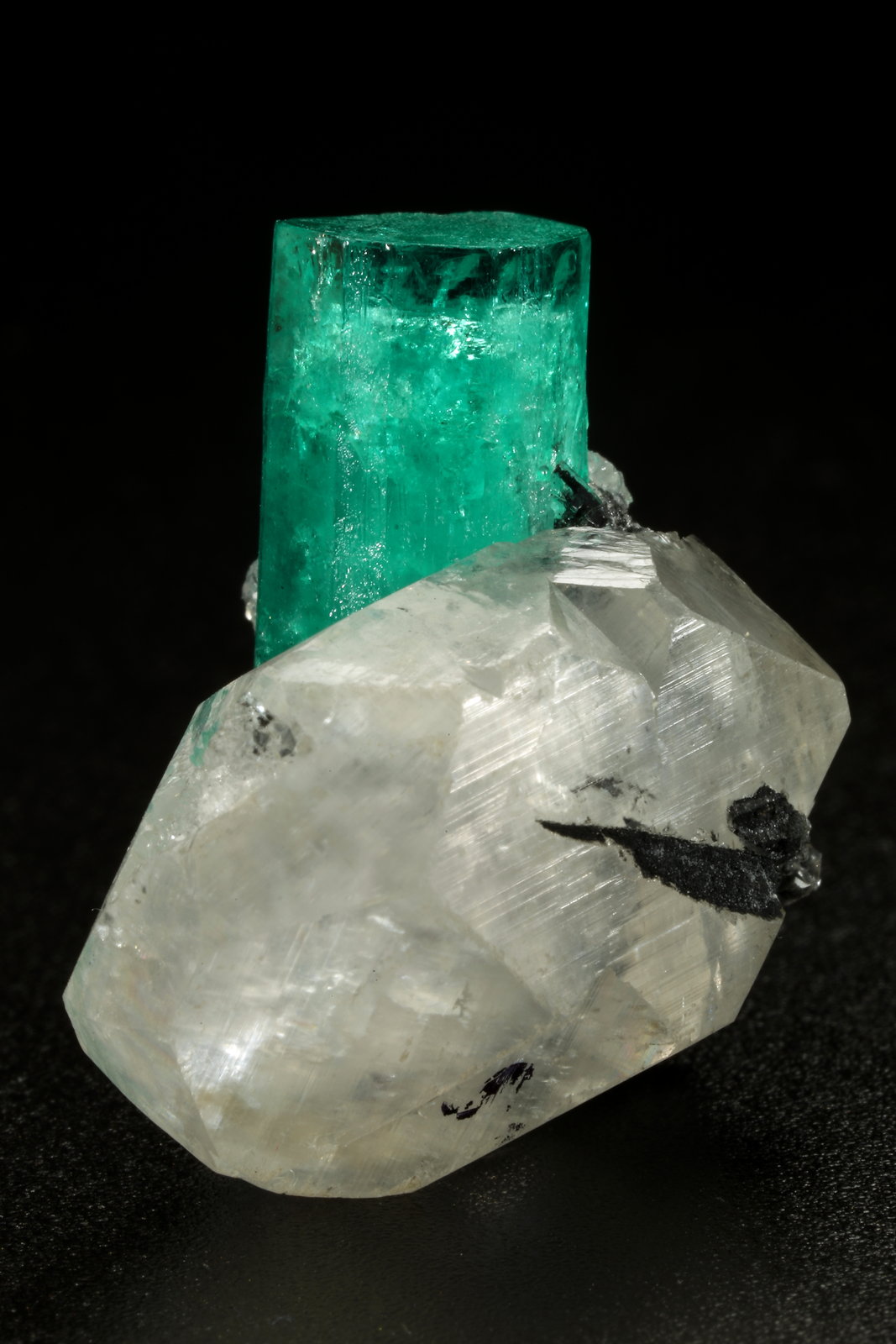 Beryl (variety emerald), Calcite
xl=25x8mm
(Autor: Fiebre Verde)