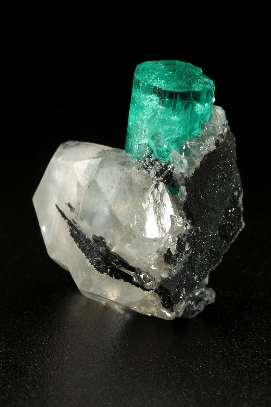 Beryl (variety emerald), Calcite
xl=25x8mm
(Autor: Fiebre Verde)
