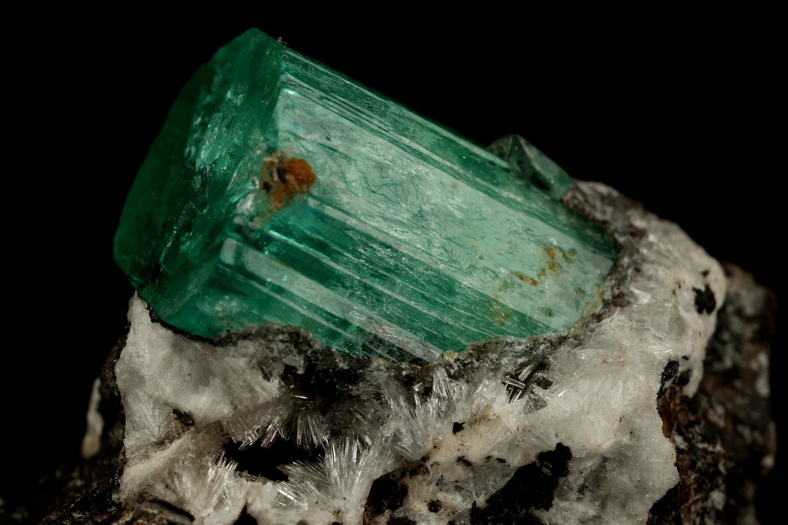 Beryl (variety emerald), Calcite, Parisite, Aragonite(?)
38x40x31mm, xl=15x10mm
(Autor: Fiebre Verde)
