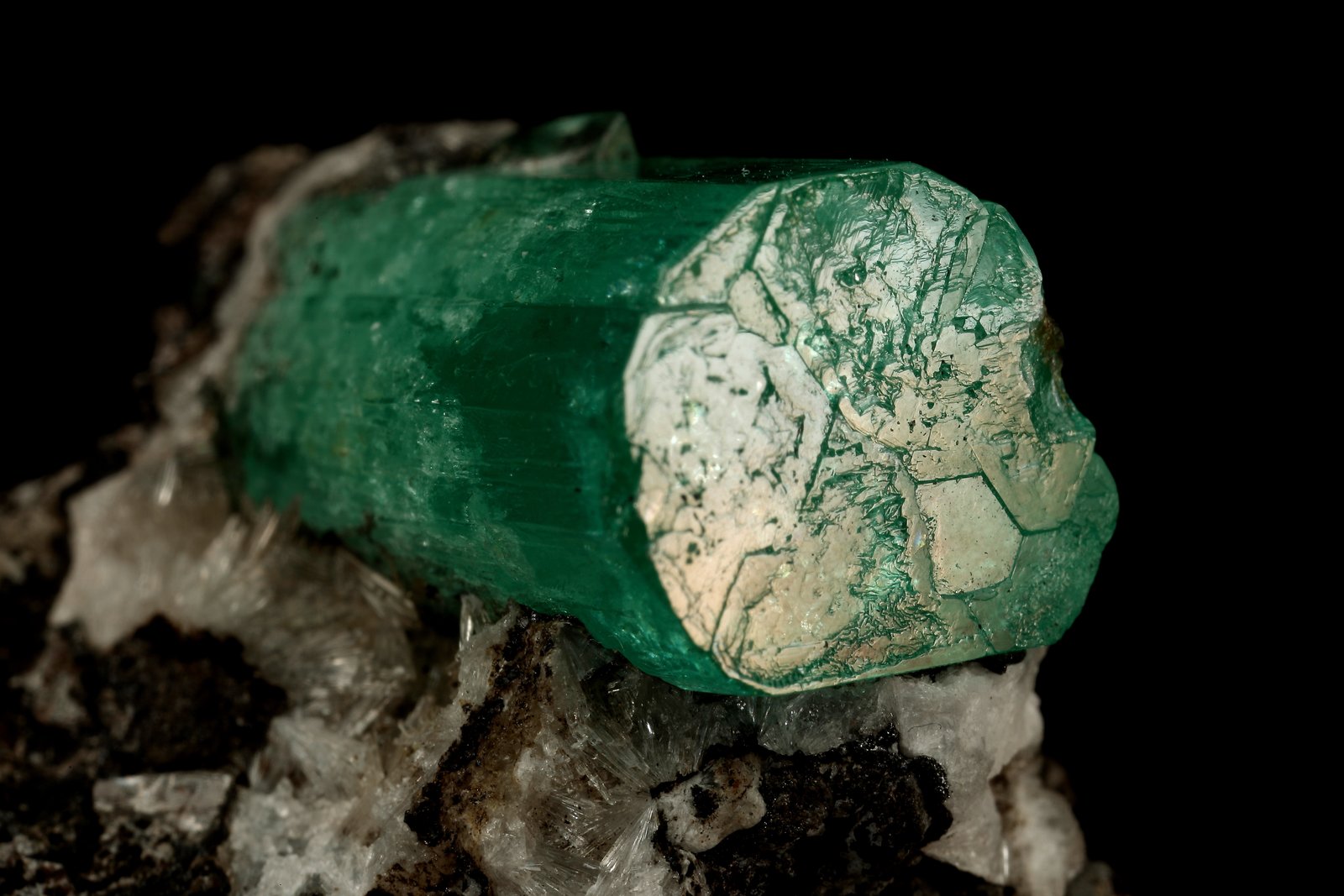 Beryl (variety emerald), Calcite, Parisite, Aragonite(?)
38x40x31mm, xl=15x10mm
(Autor: Fiebre Verde)