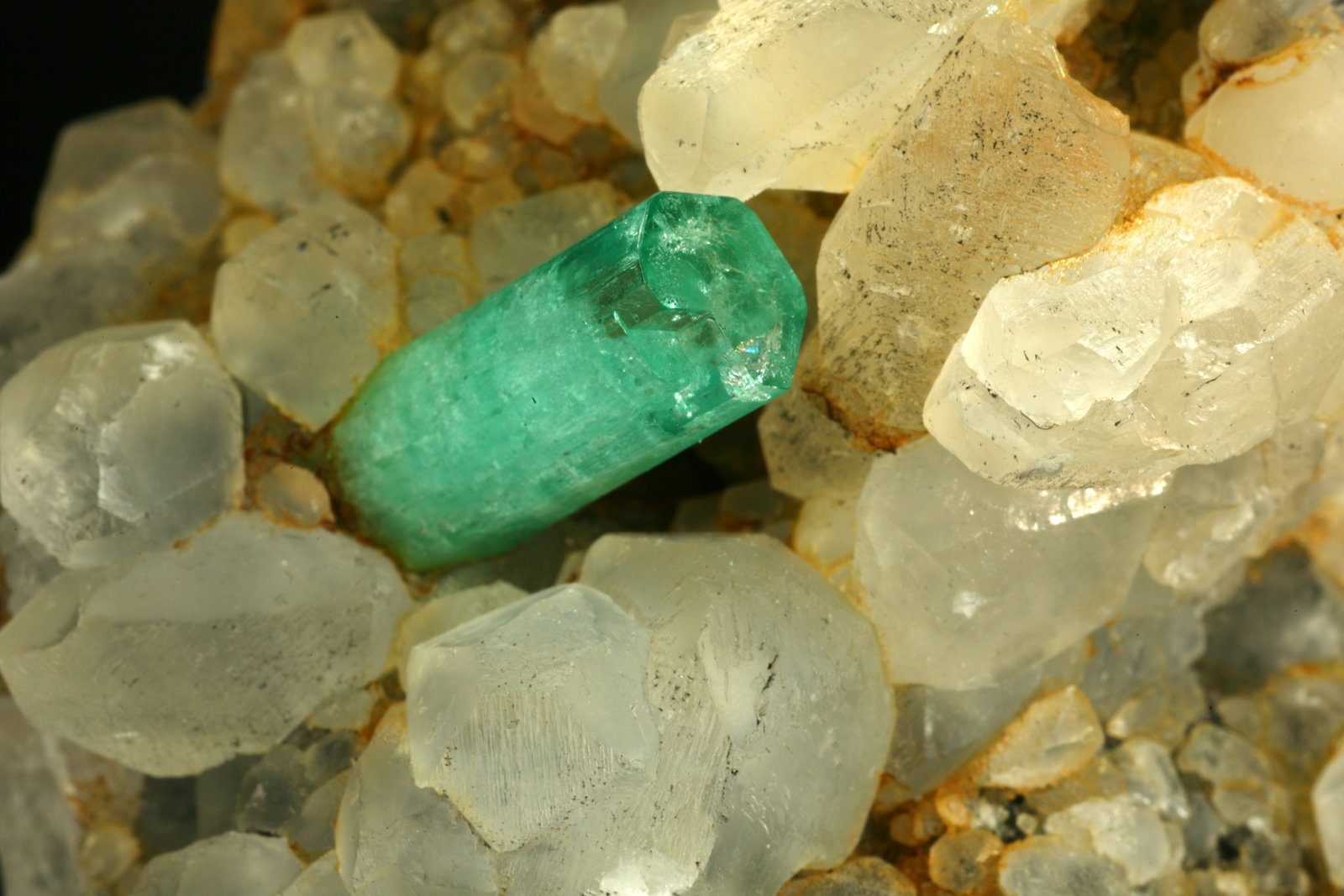 Beryl (variety emerald), Calcite
Detail - FOV=4cm
(Autor: Fiebre Verde)
