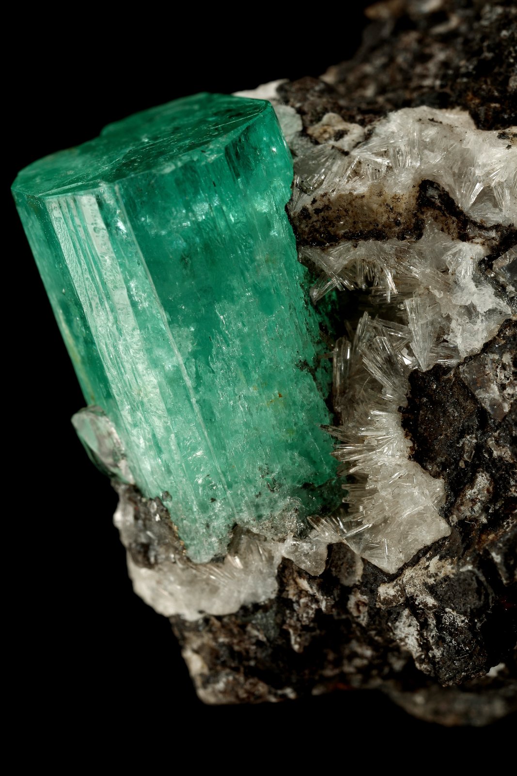 Beryl (variety emerald), Calcite, Parisite, Aragonite(?)
38x40x31mm, xl=15x10mm
(Autor: Fiebre Verde)
