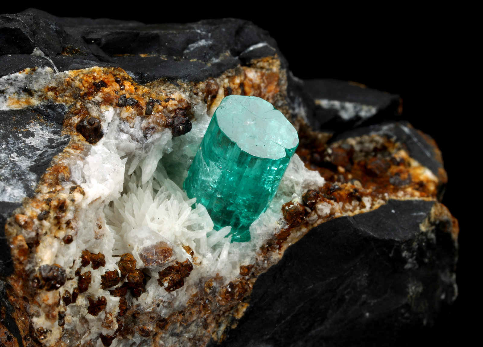 Beryl (variety emerald), Calcite, Pyrite, Goethite
77 x 65 x 42 mm, xl=14 x 8 mm
(Autor: Fiebre Verde)
