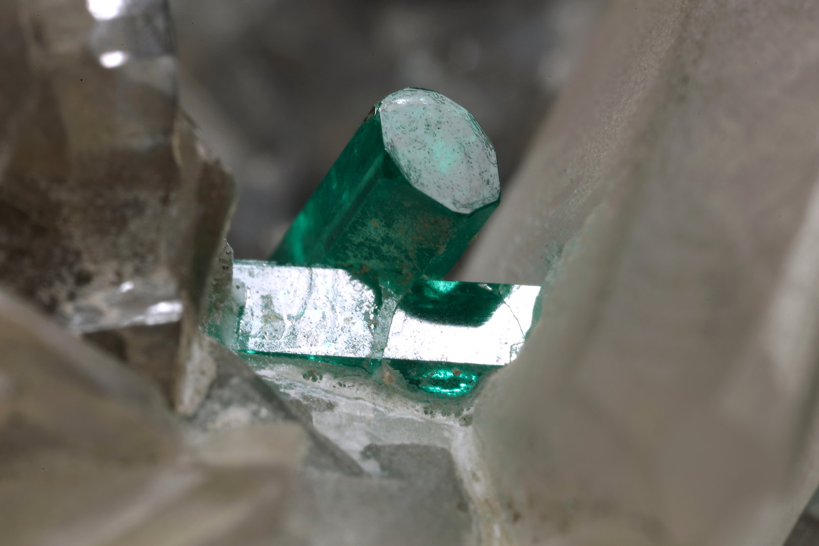 Beryl (variety emerald), Calcite, Dolomite, Pyrite
113x98x85mm, main xl=15mm
(Autor: Fiebre Verde)