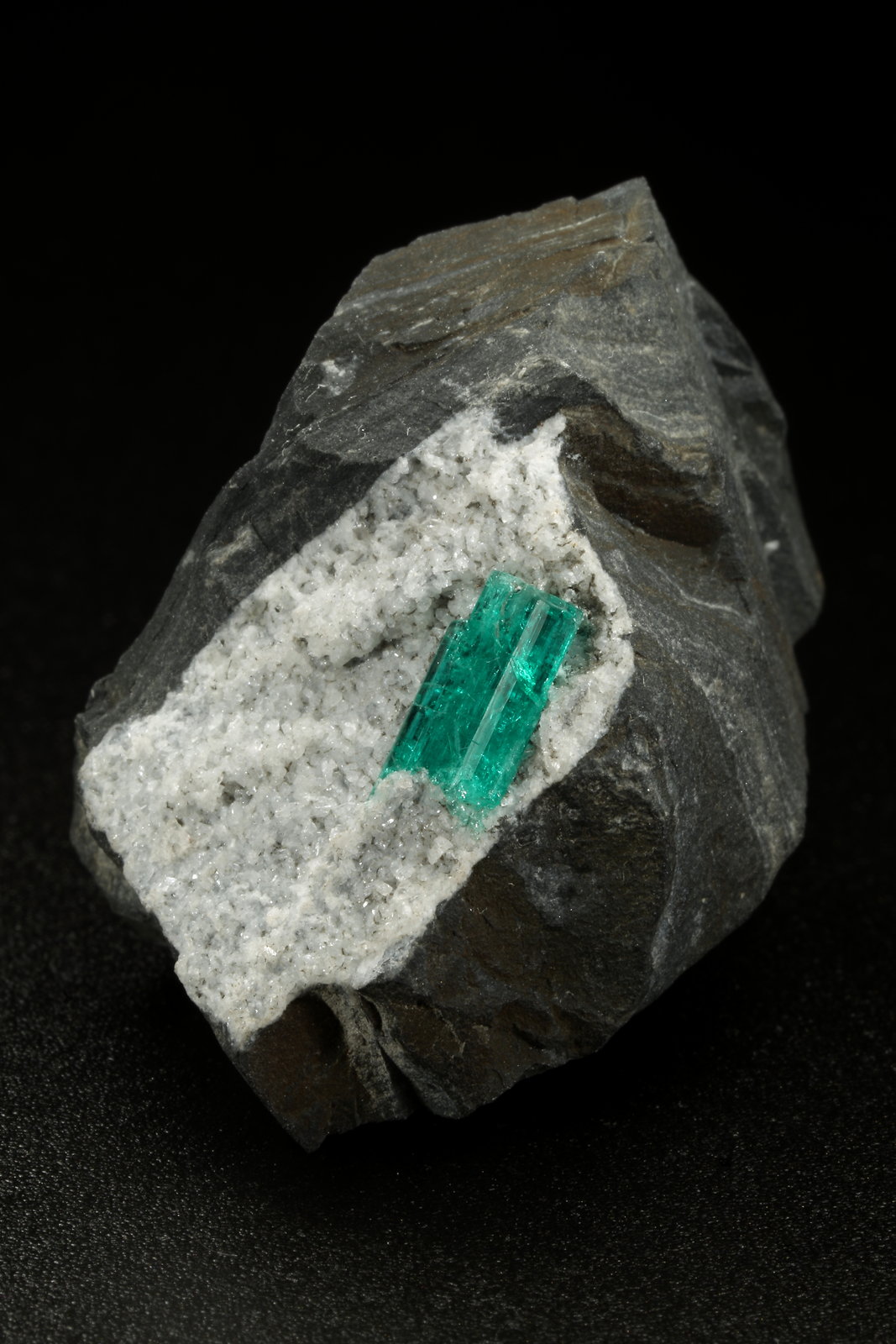 Beryl (variety emerald), Albite (variety cleavelandite)
35x32x20mm, xl=9mm
(Autor: Fiebre Verde)