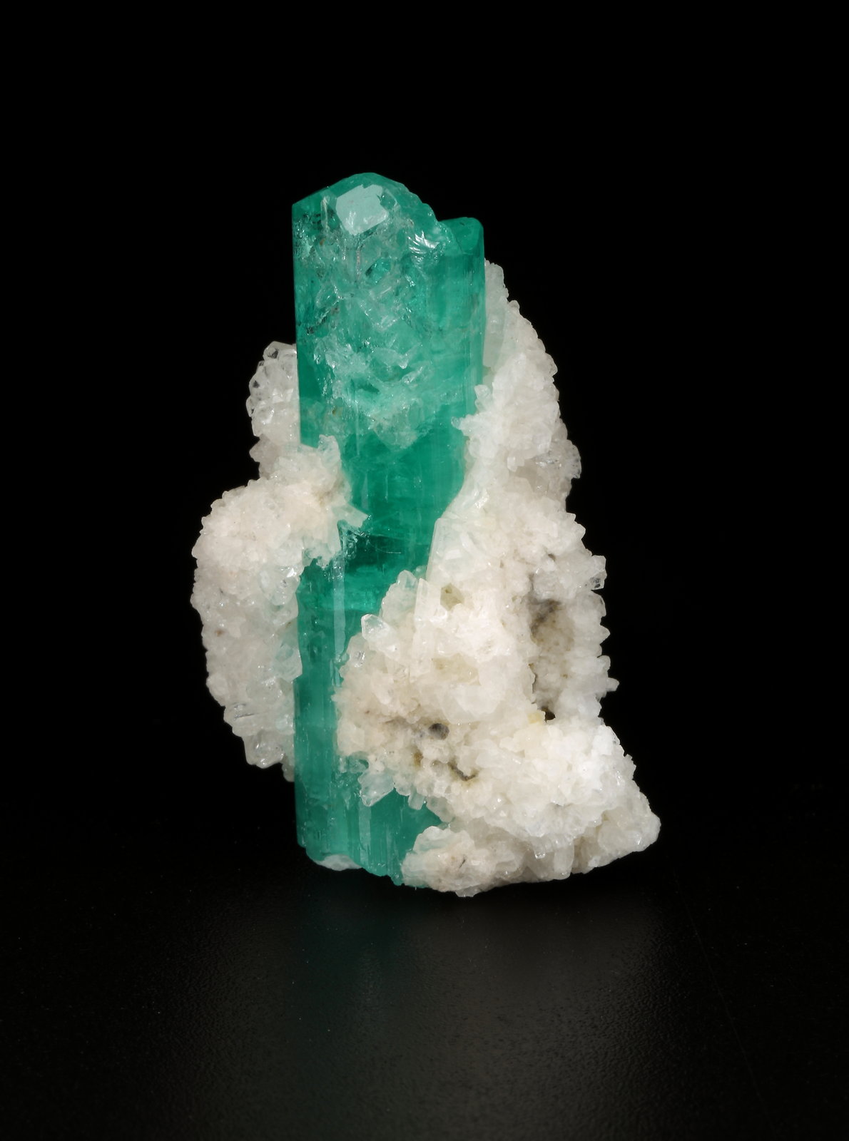Beryl (variety emerald), Albite (variety cleavelandite)
27x37x23mm, xl=37mm
(Autor: Fiebre Verde)