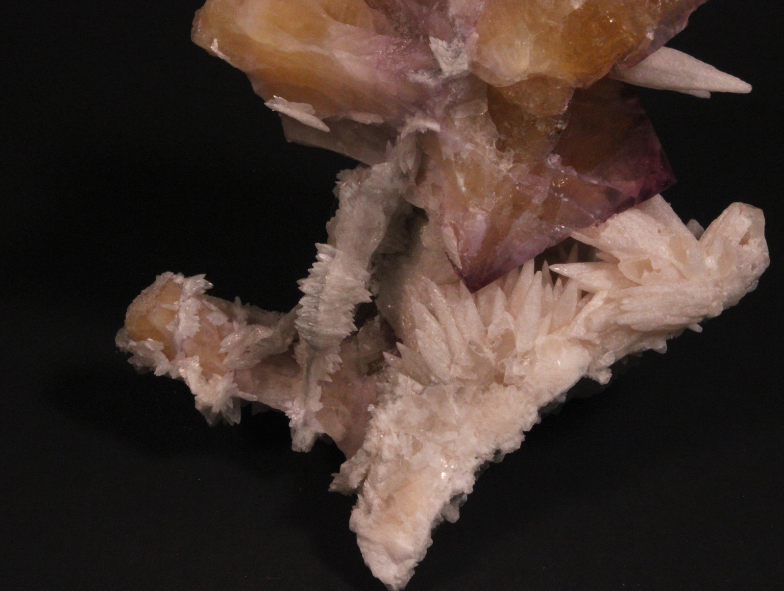 Fluorite, Calcite
135 mm x 100 mm x 79 mm
(Autor: Don Lum)