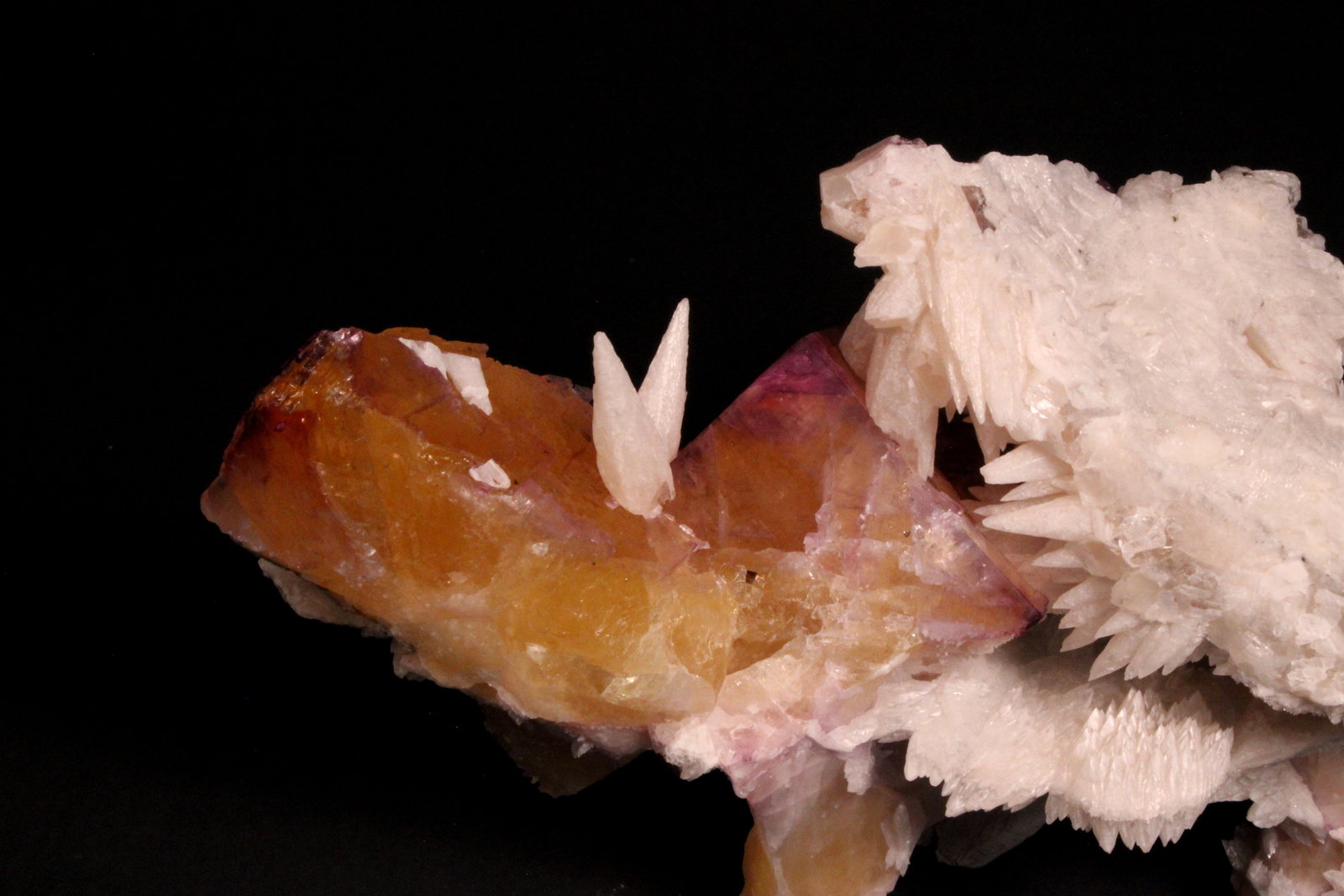 Fluorite, Calcite
135 mm x 100 mm x 79 mm
(Autor: Don Lum)
