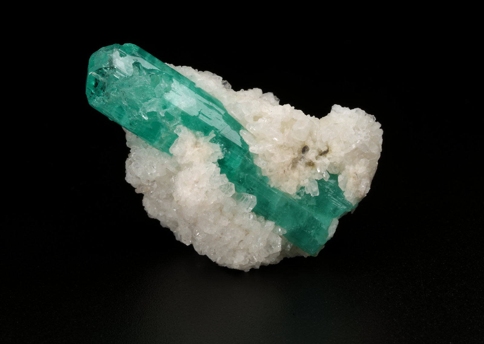 Beryl (variety emerald), Albite (variety cleavelandite)
27x37x23mm, xl=37mm
(Autor: Fiebre Verde)