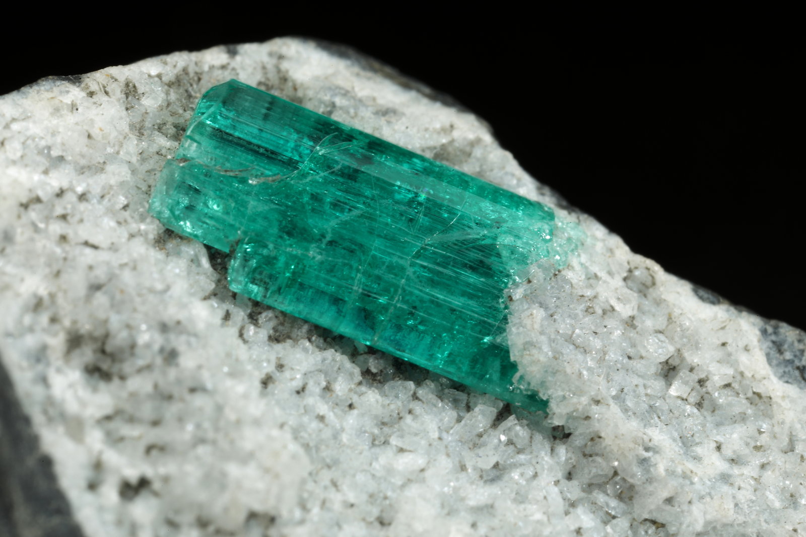 Beryl (variety emerald), Albite (variety cleavelandite)
35x32x20mm, xl=9mm
(Autor: Fiebre Verde)