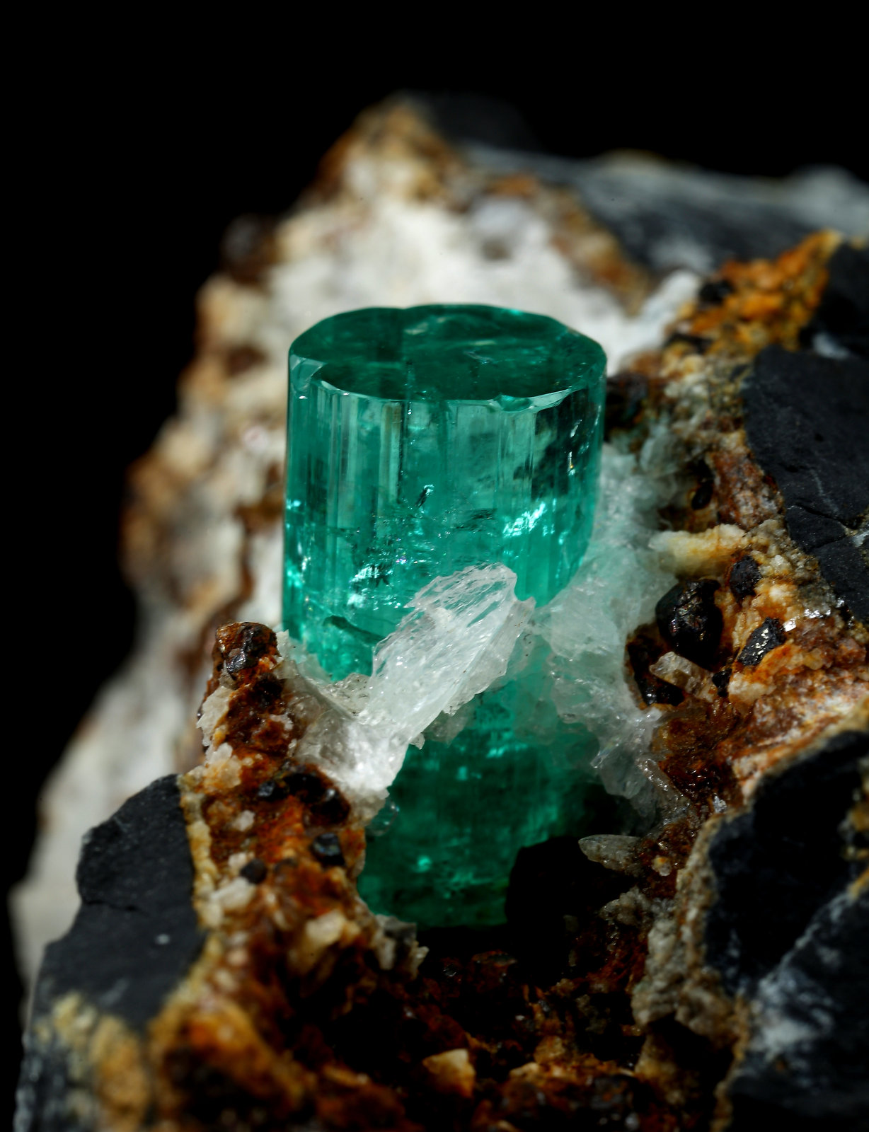 Beryl (variety emerald), Calcite, Pyrite, Goethite
77 x 65 x 42 mm, xl=14 x 8 mm
(Autor: Fiebre Verde)