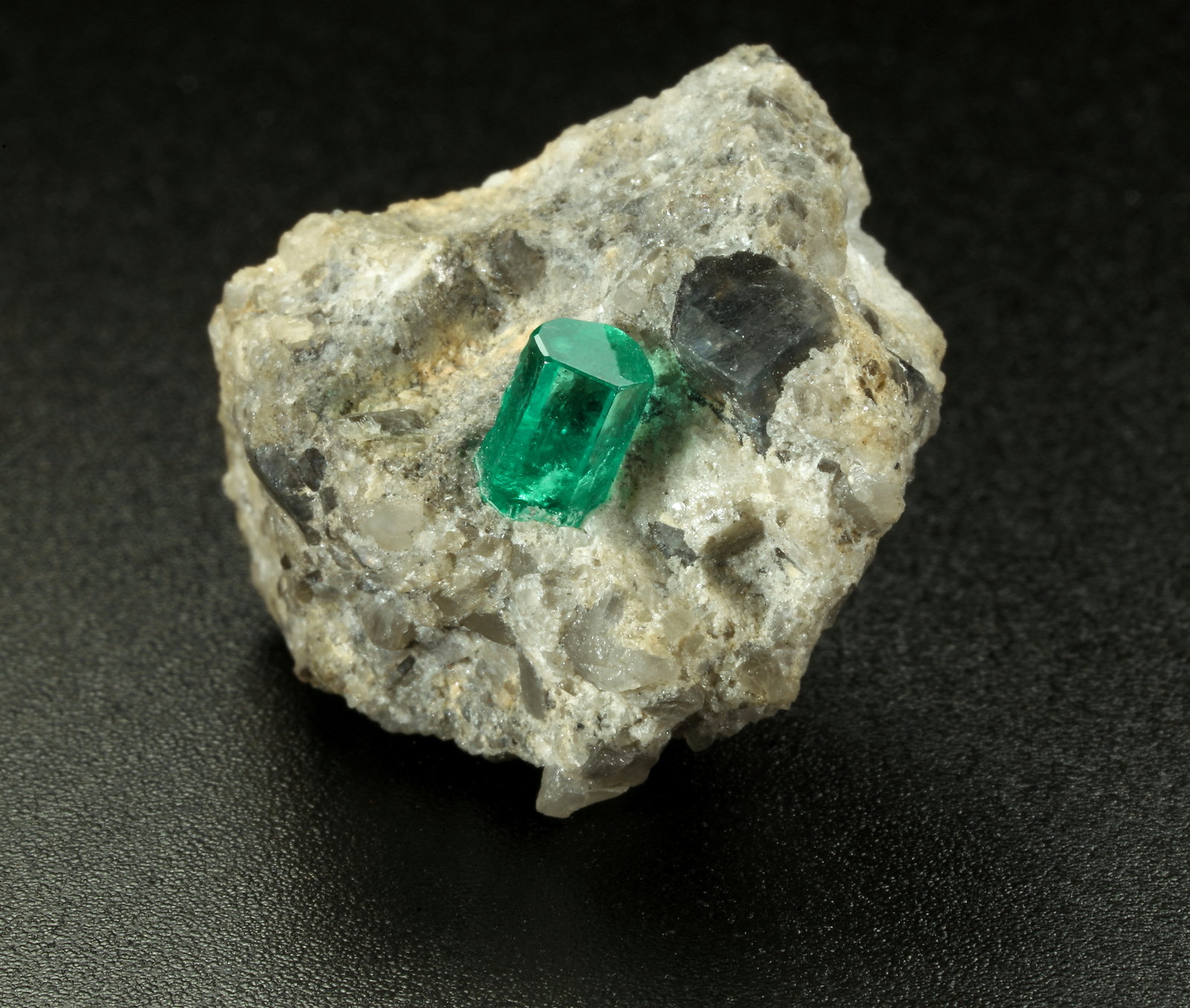 Beryl (variety emerald), Calcite, Dolomite
22x20x20mm, xl=5mm
(Autor: Fiebre Verde)
