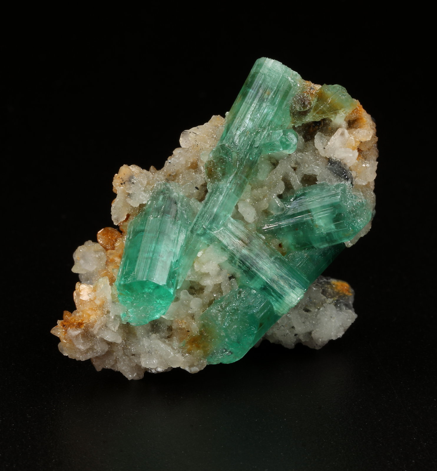Beryl (variety emerald), Albite (variety cleavelandite)
39x27x19mm, longest xl=22mm
(Autor: Fiebre Verde)