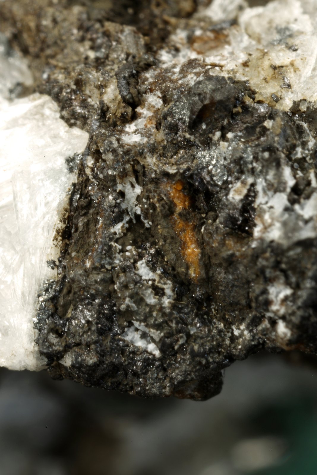 Beryl (variety emerald), Calcite, Parisite, Aragonite(?)
38x40x31mm, xl=15x10mm
(Autor: Fiebre Verde)