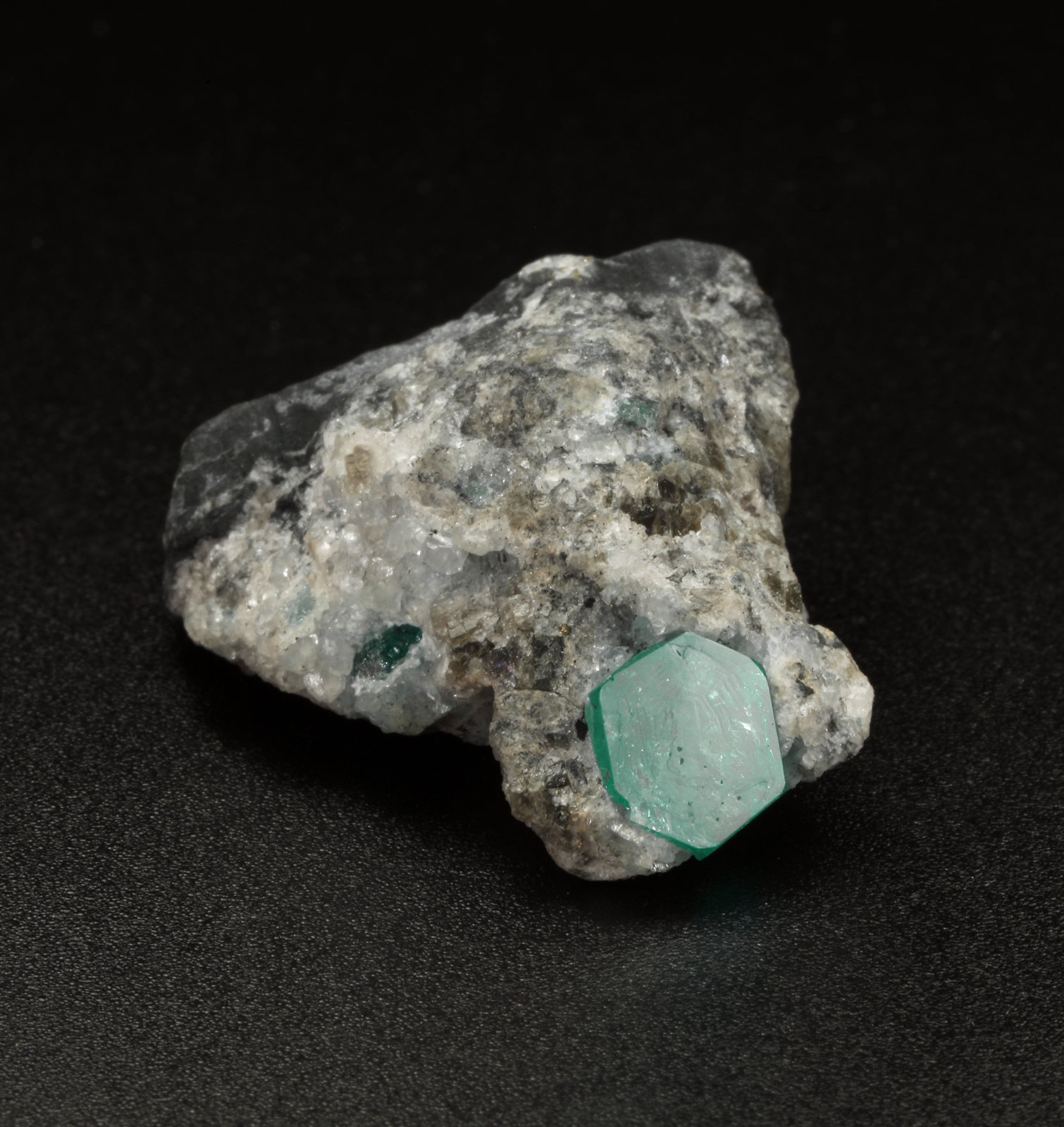 Beryl (variety emerald), Calcite, Pyrite
33 x 16 x 29 mm, xl=3.5 (H) x 7.5 mm (Diam)
(Autor: Fiebre Verde)