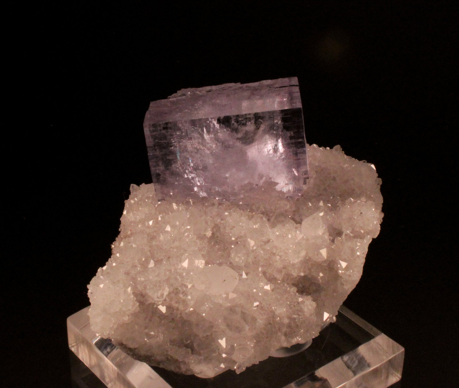 Fluorite
75 mm x 45 mm  x 42 mm
(Autor: Don Lum)