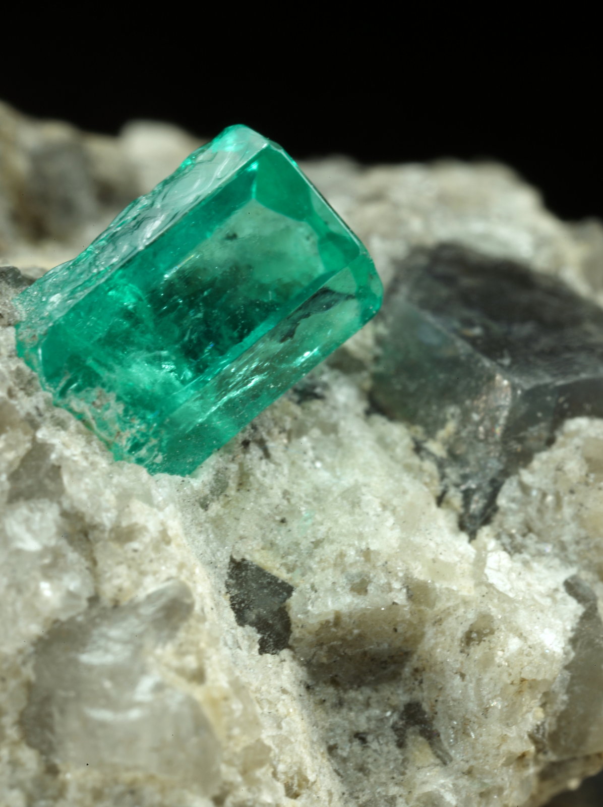 Beryl (variety emerald), Calcite, Dolomite
22x20x20mm, xl=5mm
(Autor: Fiebre Verde)