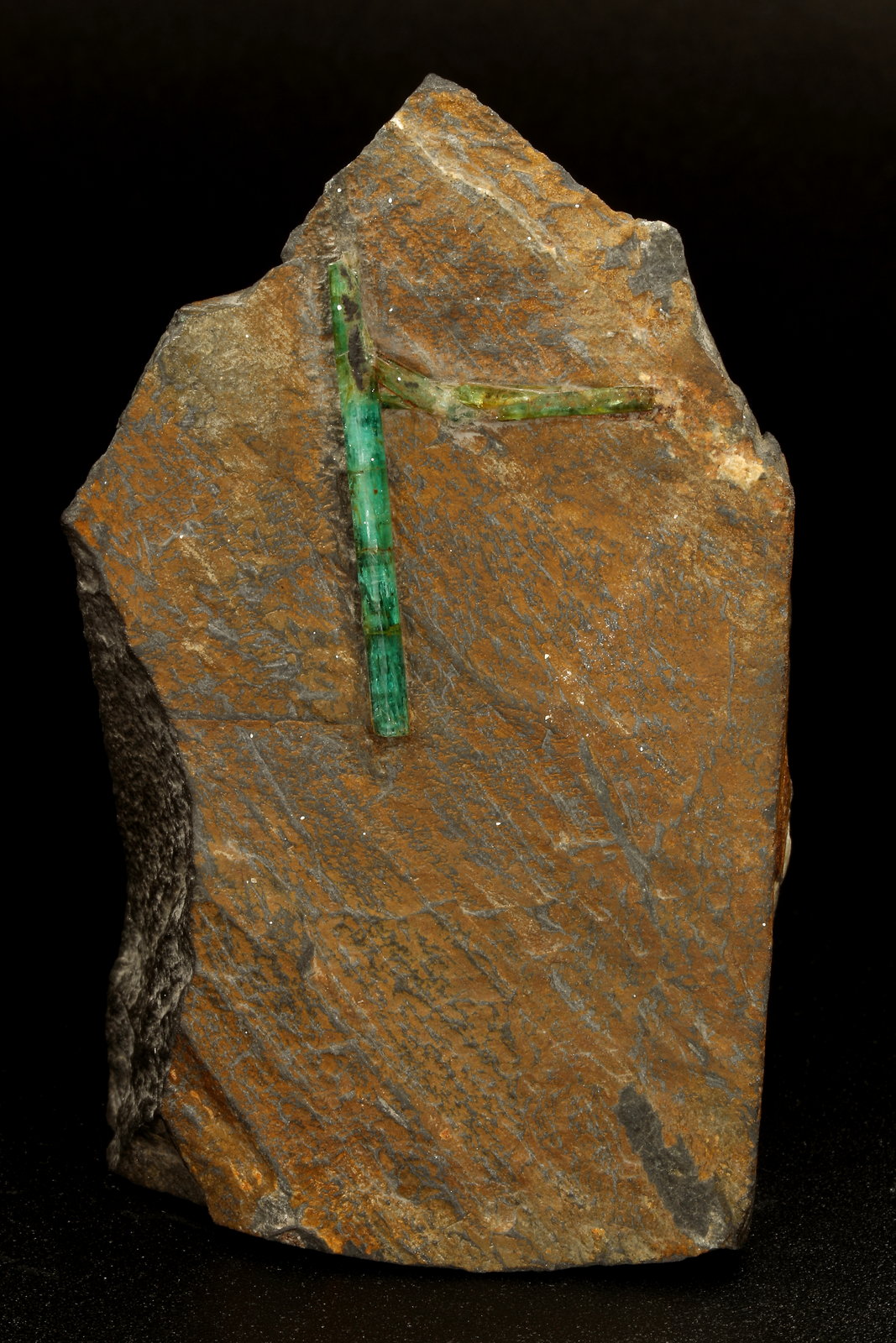 Beryl (variety emerald)
46x78x24mm, longest xl=31mm
(Autor: Fiebre Verde)