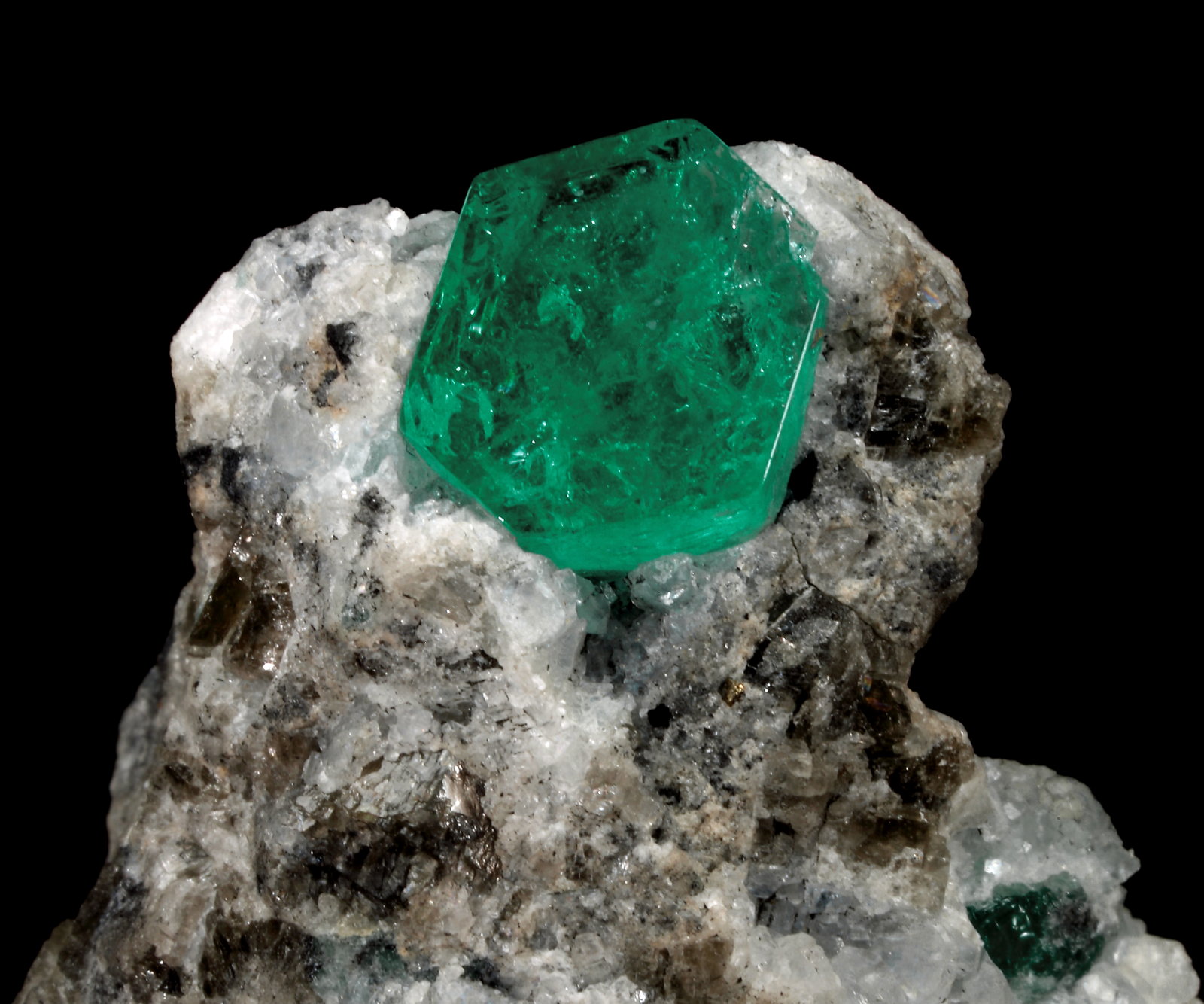 Beryl (variety emerald), Calcite, Pyrite
33 x 16 x 29 mm, xl=3.5 (H) x 7.5 mm (Diam)
(Autor: Fiebre Verde)