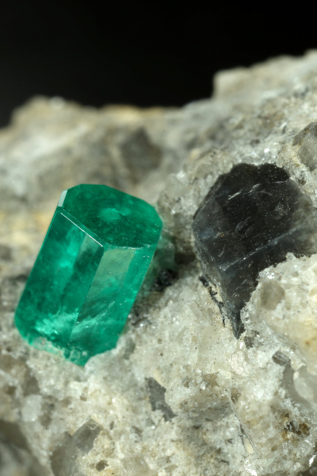 Beryl (variety emerald), Calcite, Dolomite
22x20x20mm, xl=5mm
(Autor: Fiebre Verde)