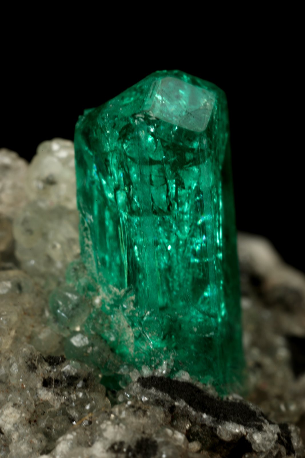 Beryl (variety emerald), Calcite
25x25x32mm, xl=8x3mm
(Autor: Fiebre Verde)