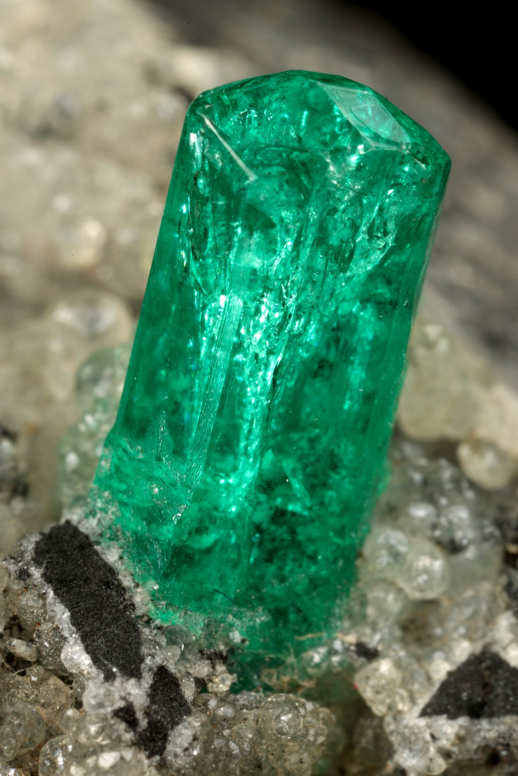 Beryl (variety emerald), Calcite
25x25x32mm, xl=8x3mm
(Autor: Fiebre Verde)