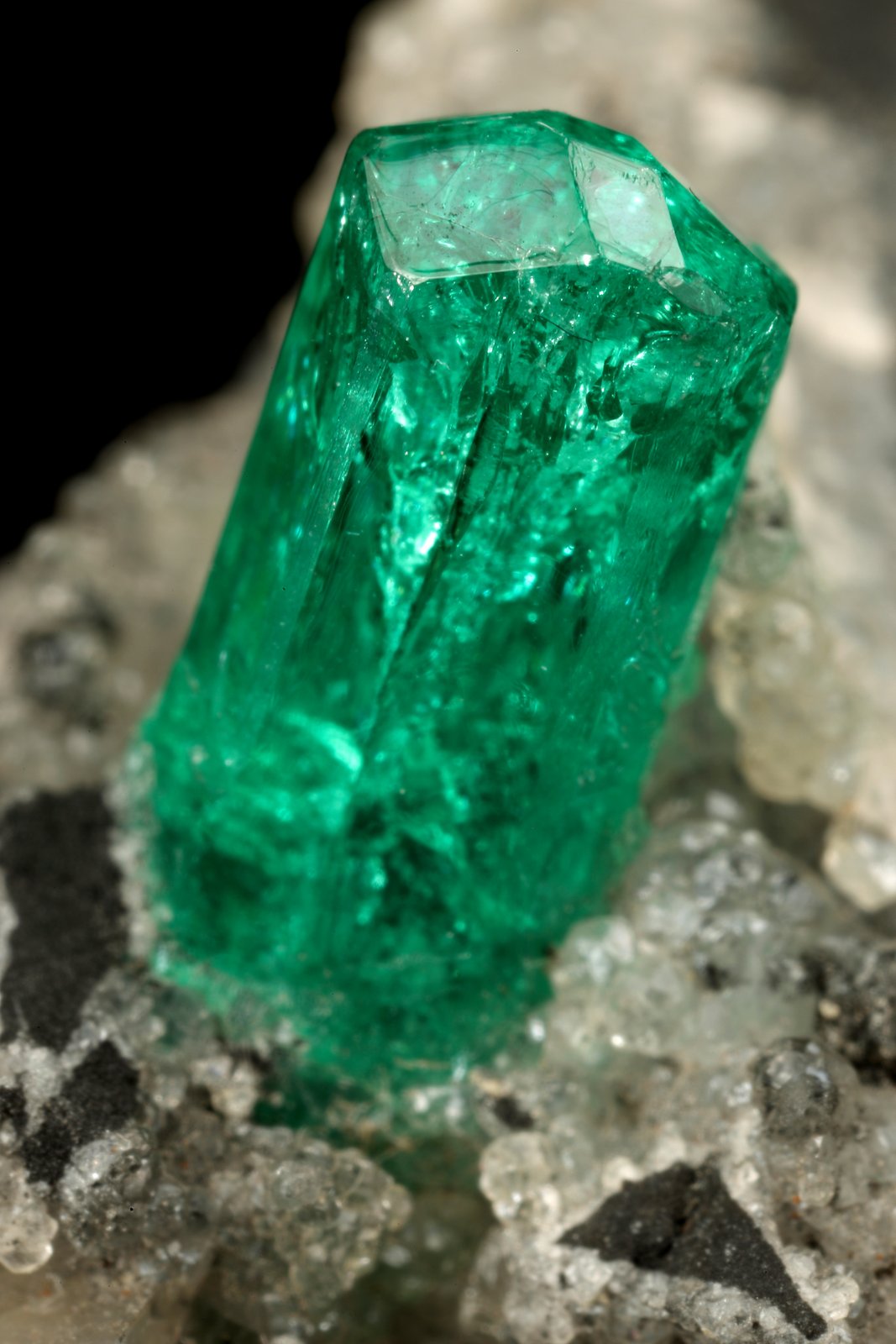 Beryl (variety emerald), Calcite
25x25x32mm, xl=8x3mm
(Autor: Fiebre Verde)